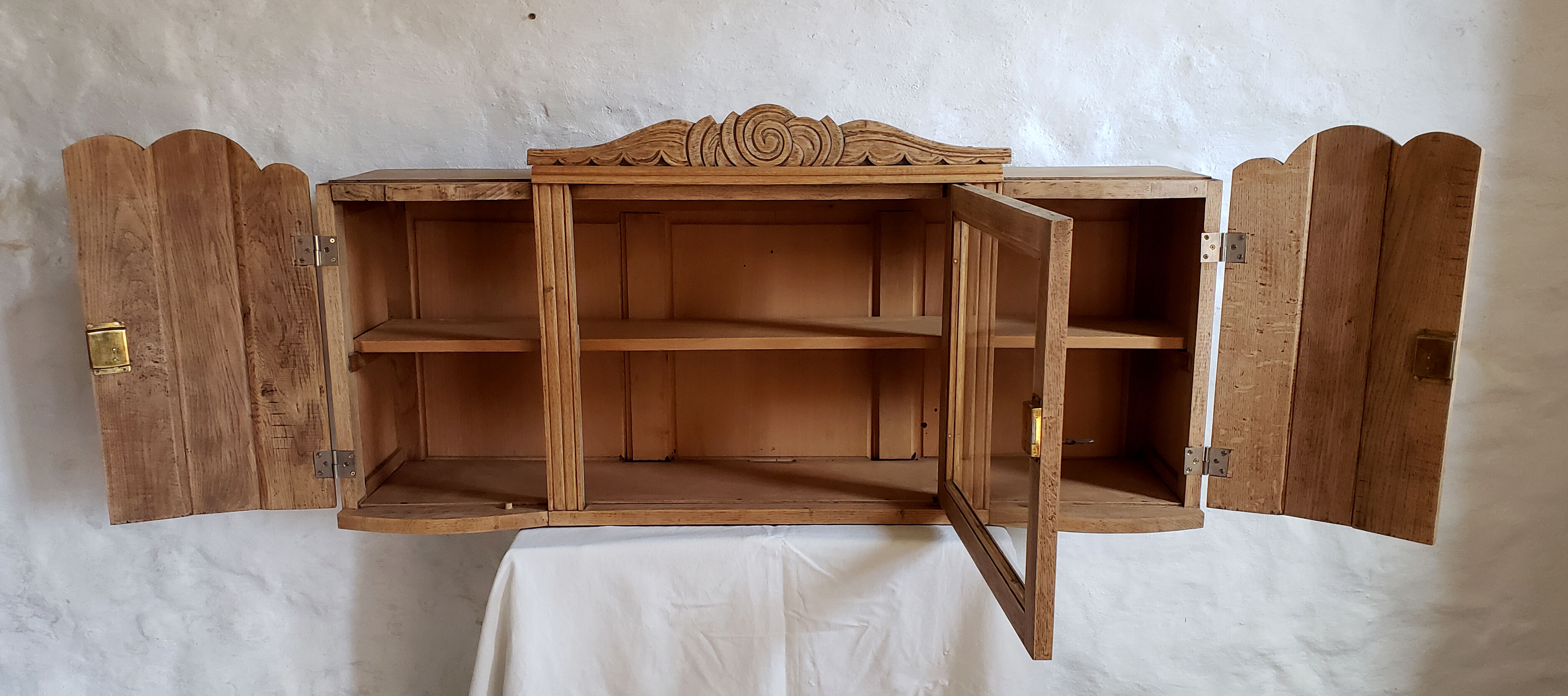 Art-deco wall showcase in raw oak