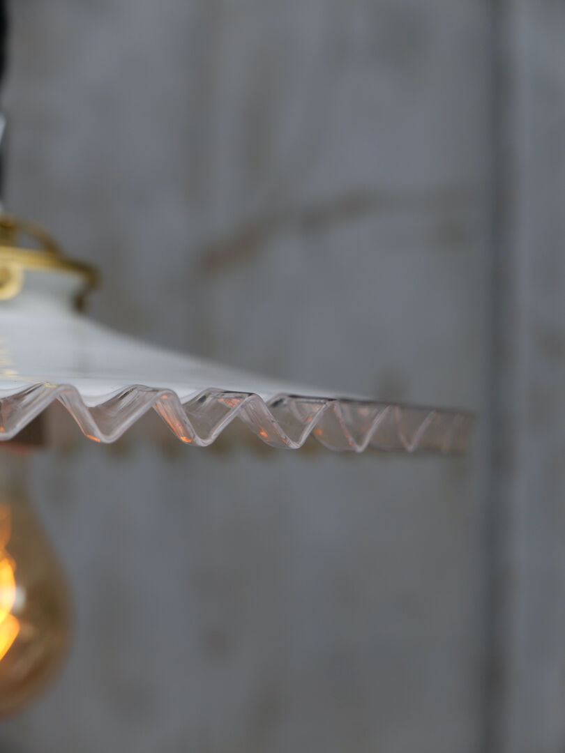 Suspension with lace opaline lampshade