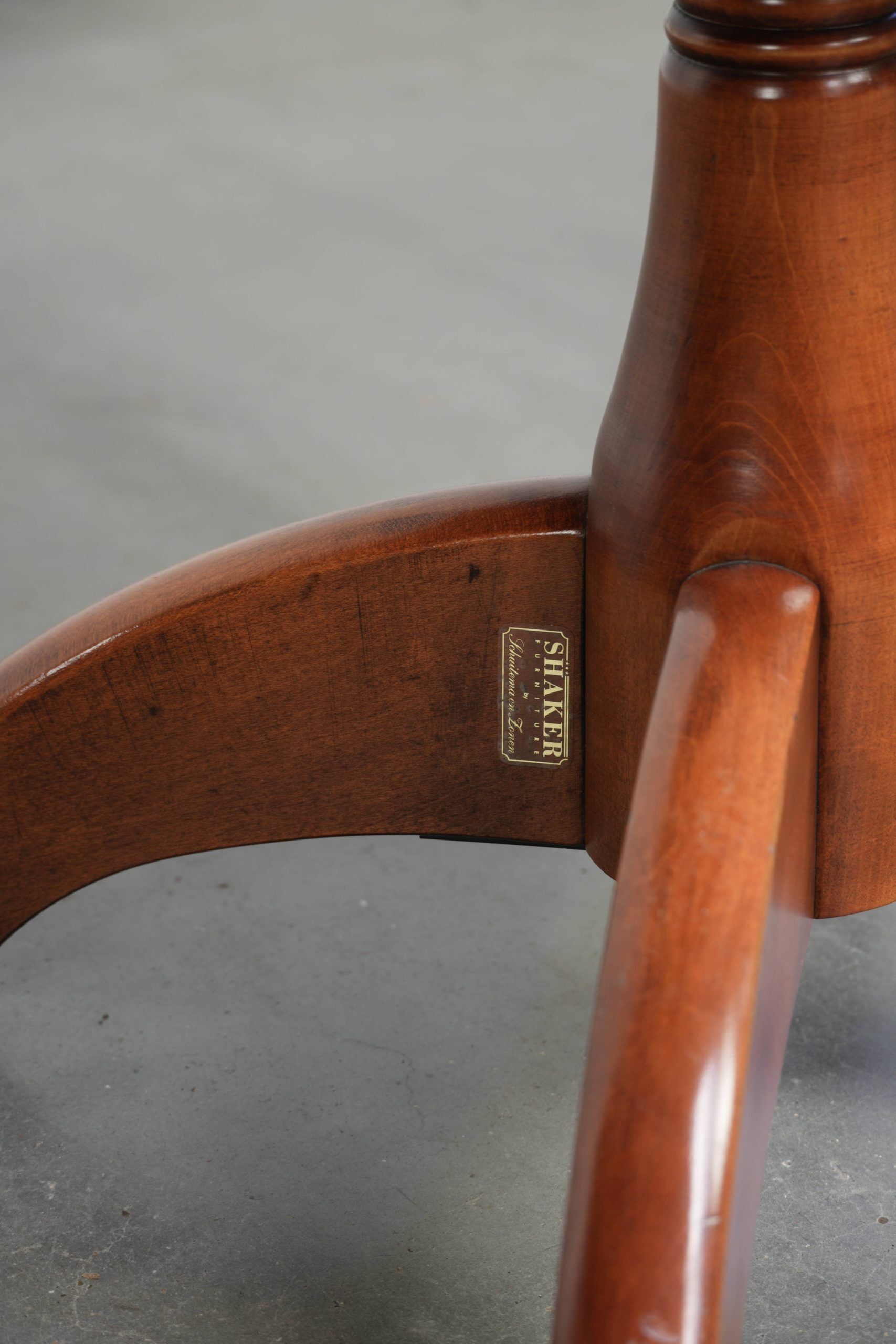 Ensemble de 3 chaises de bureau / de côté pivotantes avec un siège en cuir de vache couleur cognac.