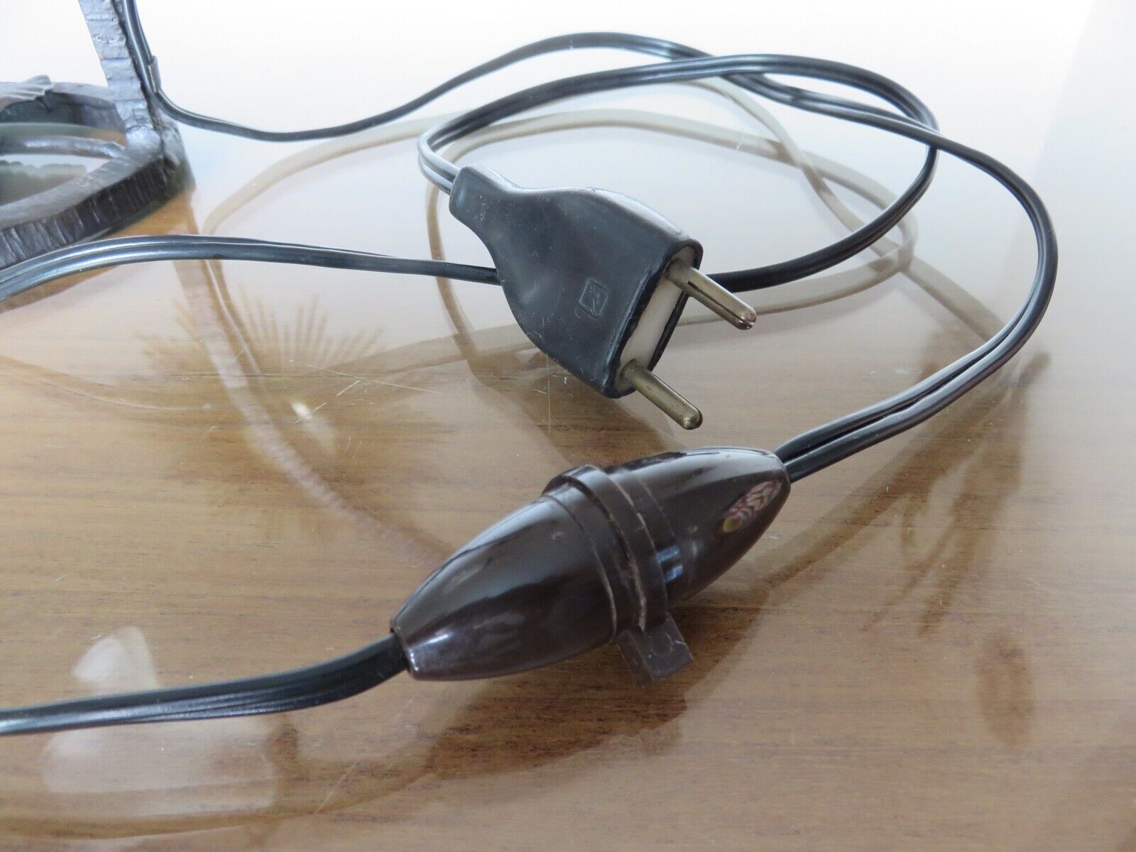 Art deco lamp in hammered wrought iron and tulip in glass, 30s 40s