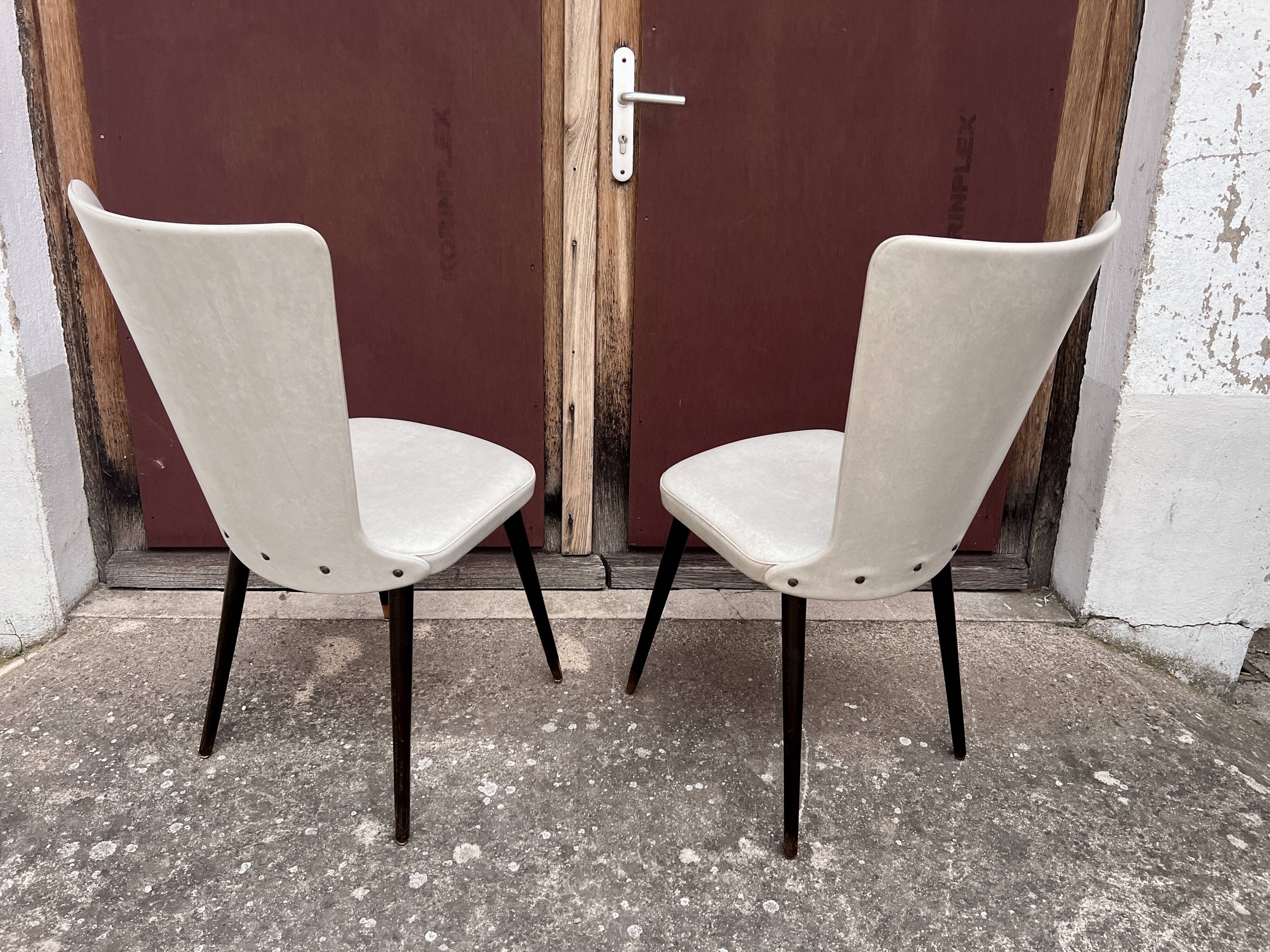 Pair of Chairs Baumann model Essor in imitation white leather, beech compass base
