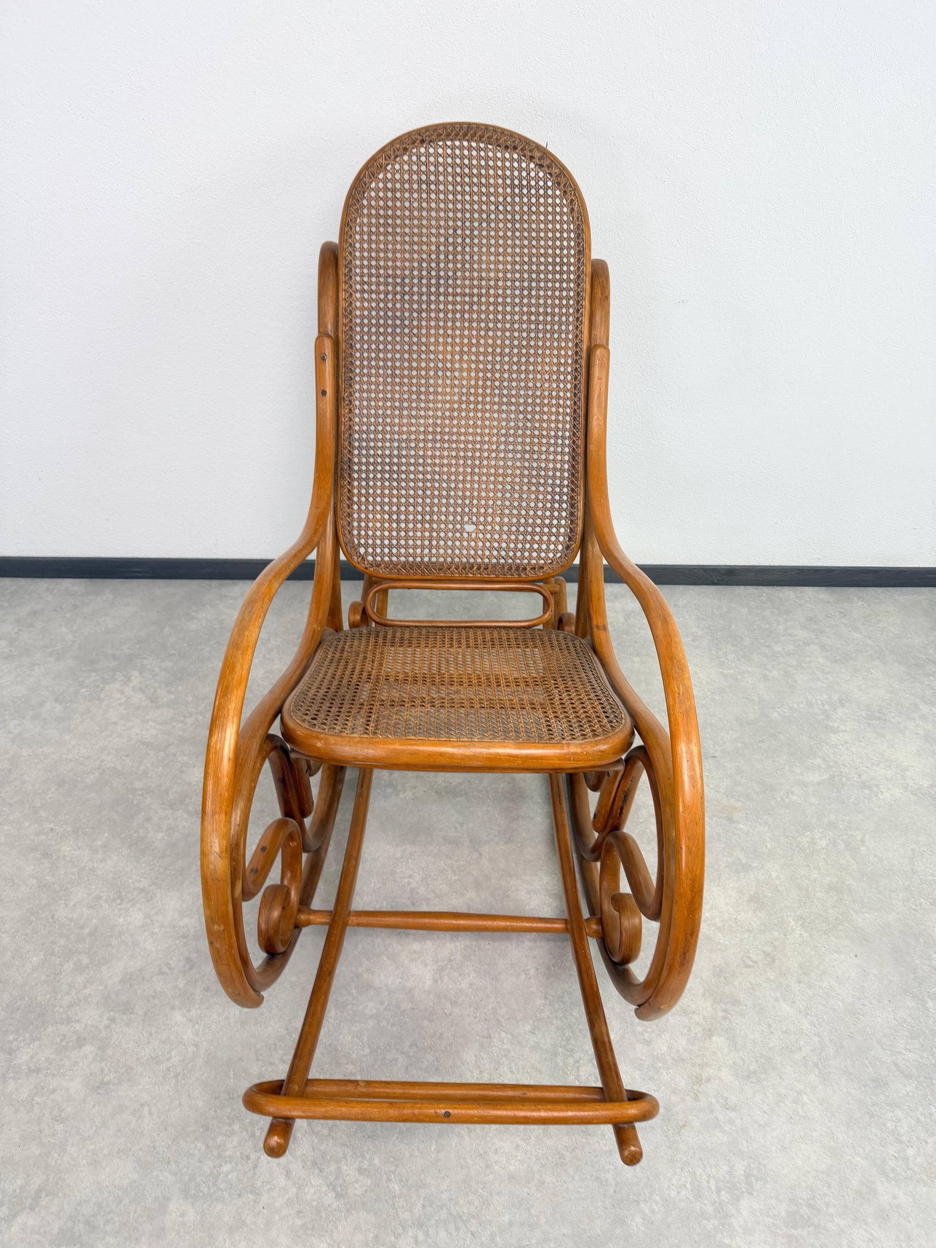 Grand fauteuil à bascule Thonet no.7021B