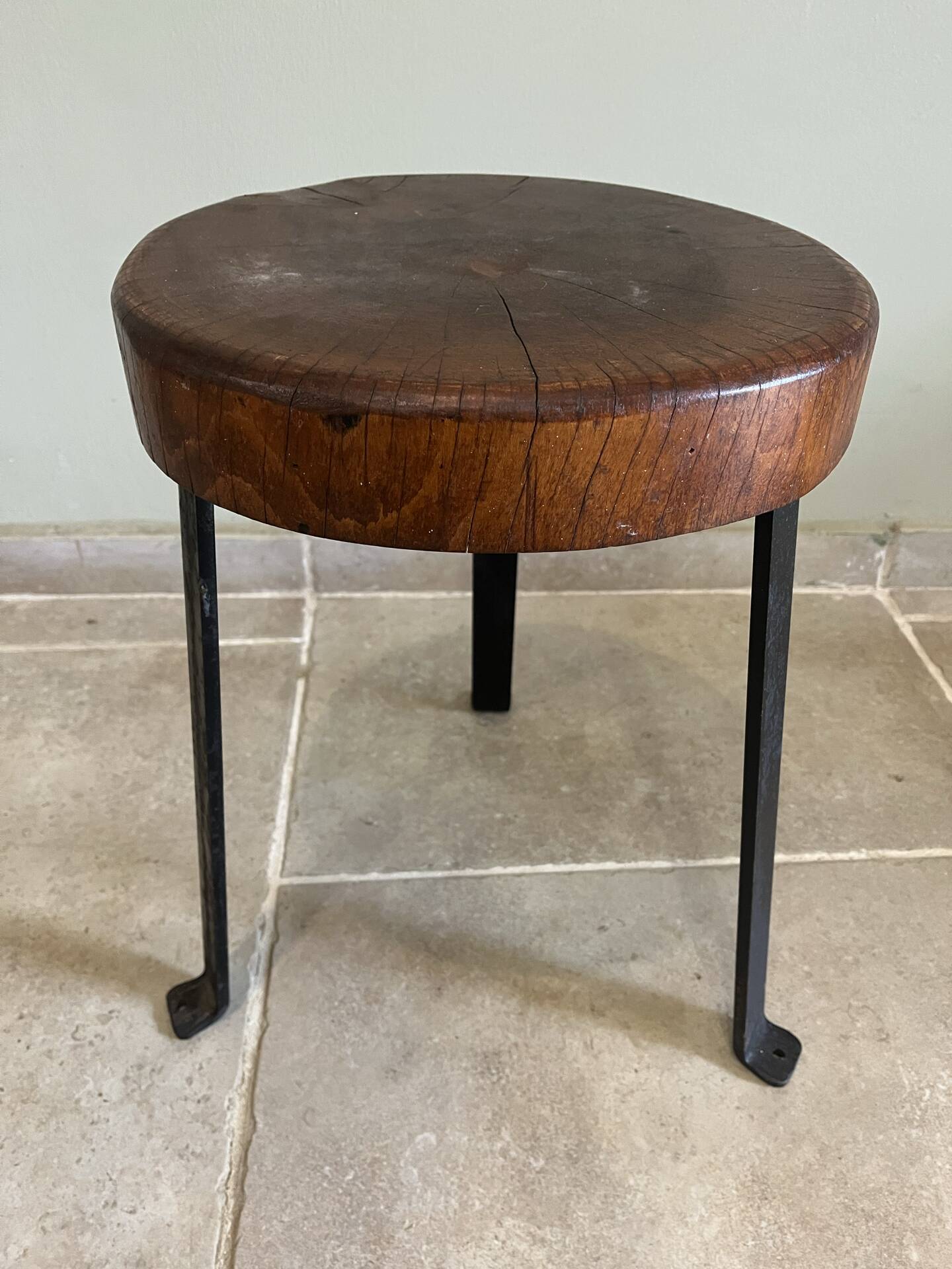 Tabouret tripode brutaliste