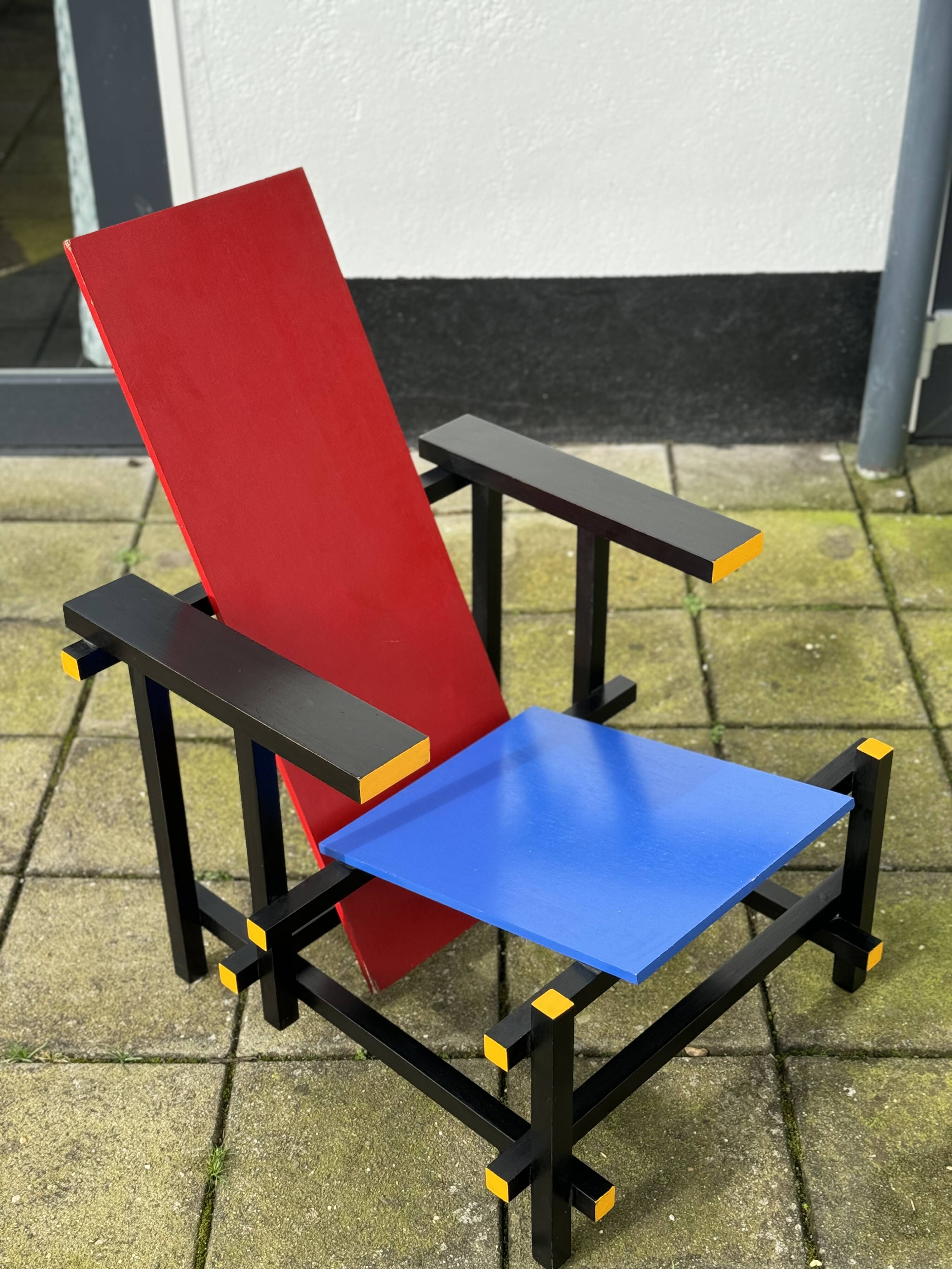 Reproduction de chaise rouge et bleue Rietveld