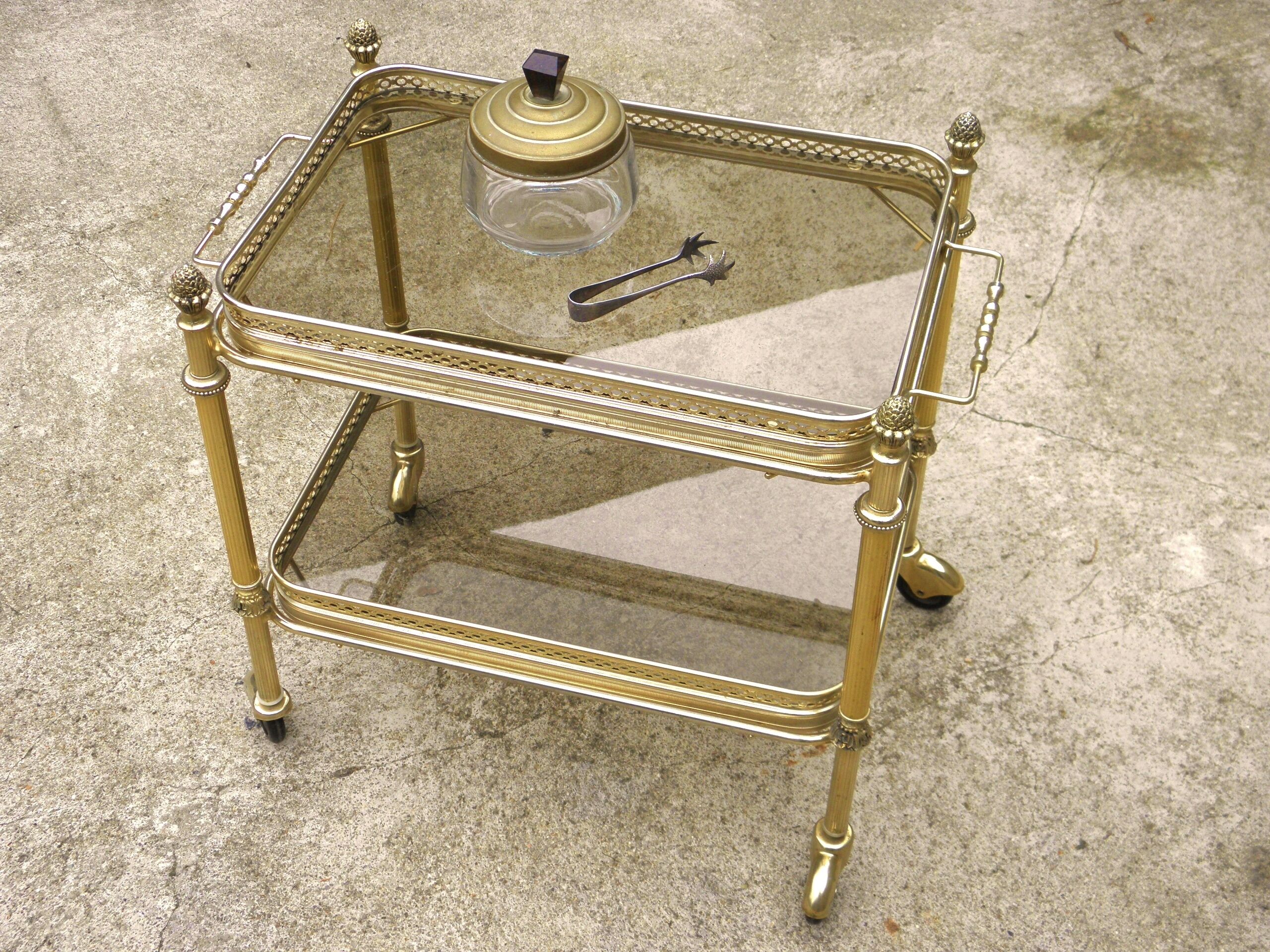 Rolling dessert in gold metal