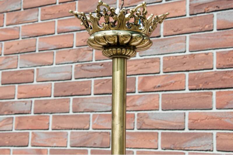 Grand lustre en laiton, Europe occidentale, milieu du XXe siècle.