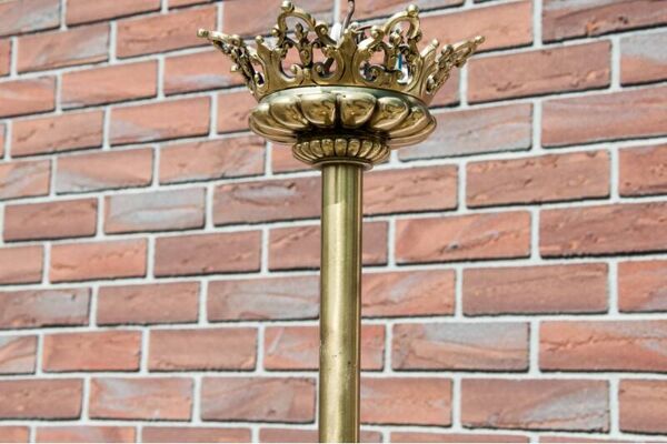 Grand lustre en laiton, Europe occidentale, milieu du XXe siècle.