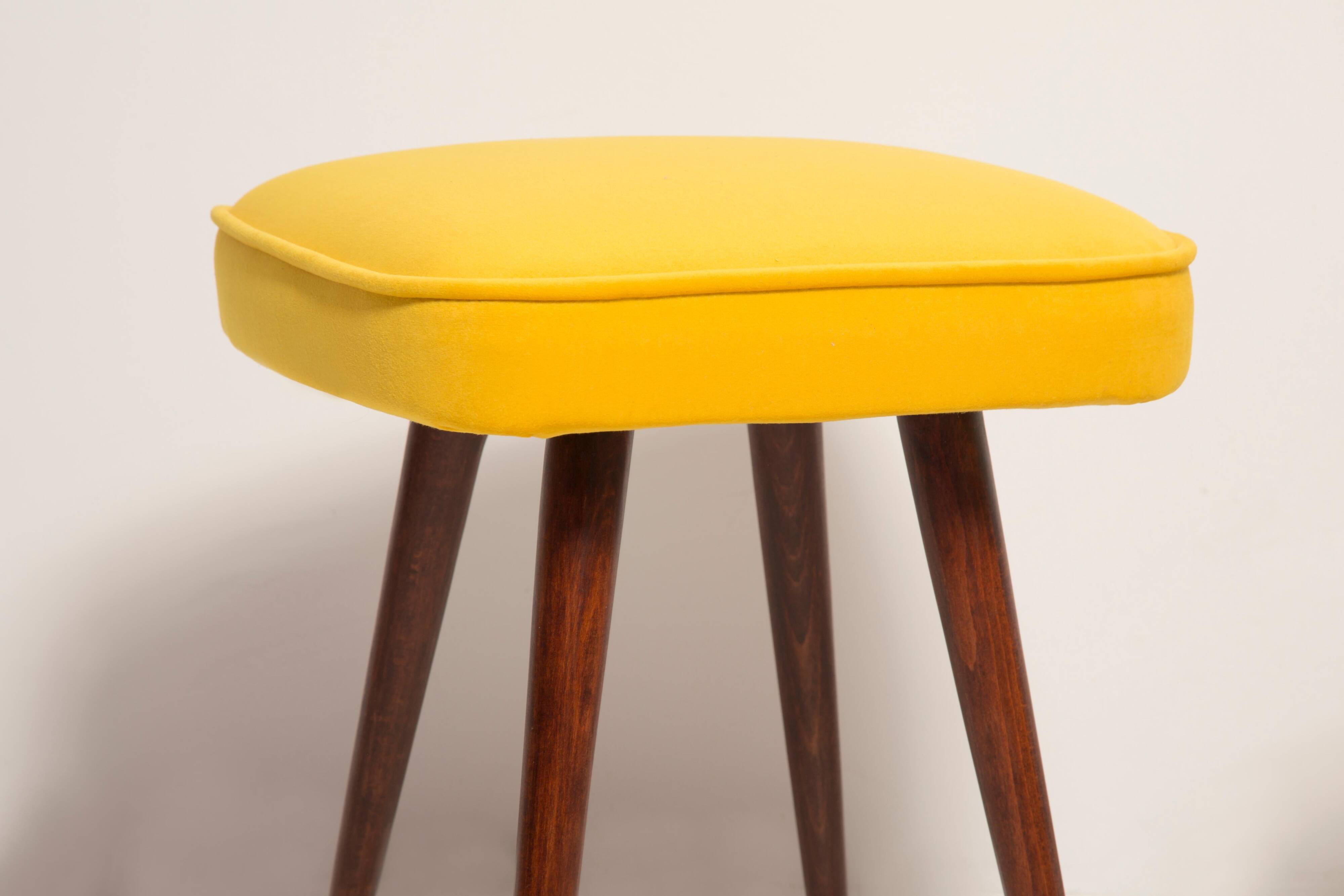Ensemble de deux tabourets de chevet en velours jaune milieu du siècle, Europe, années 1960