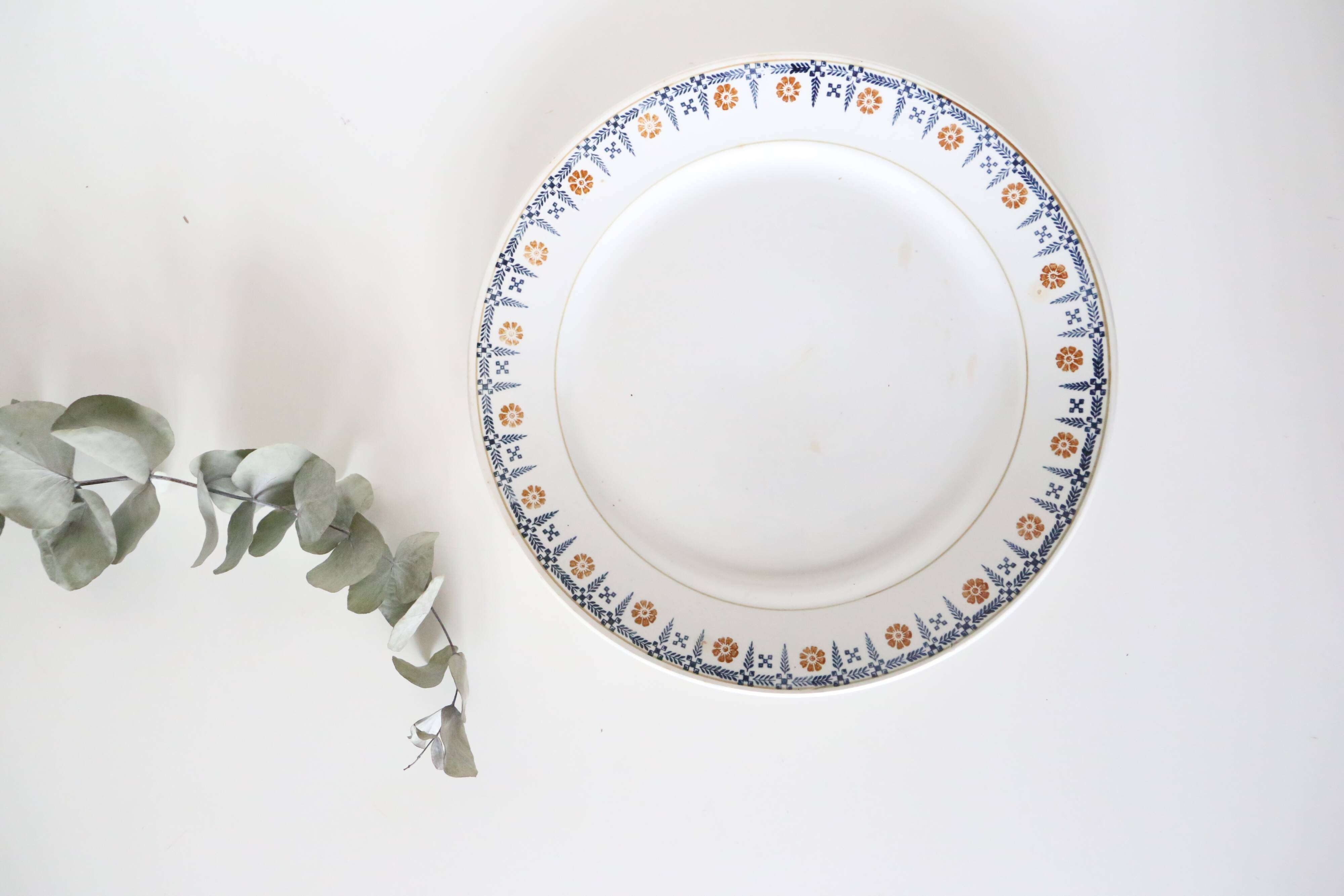 Round dish and flat Terre de Fer, Saint Amandinoise, 1930