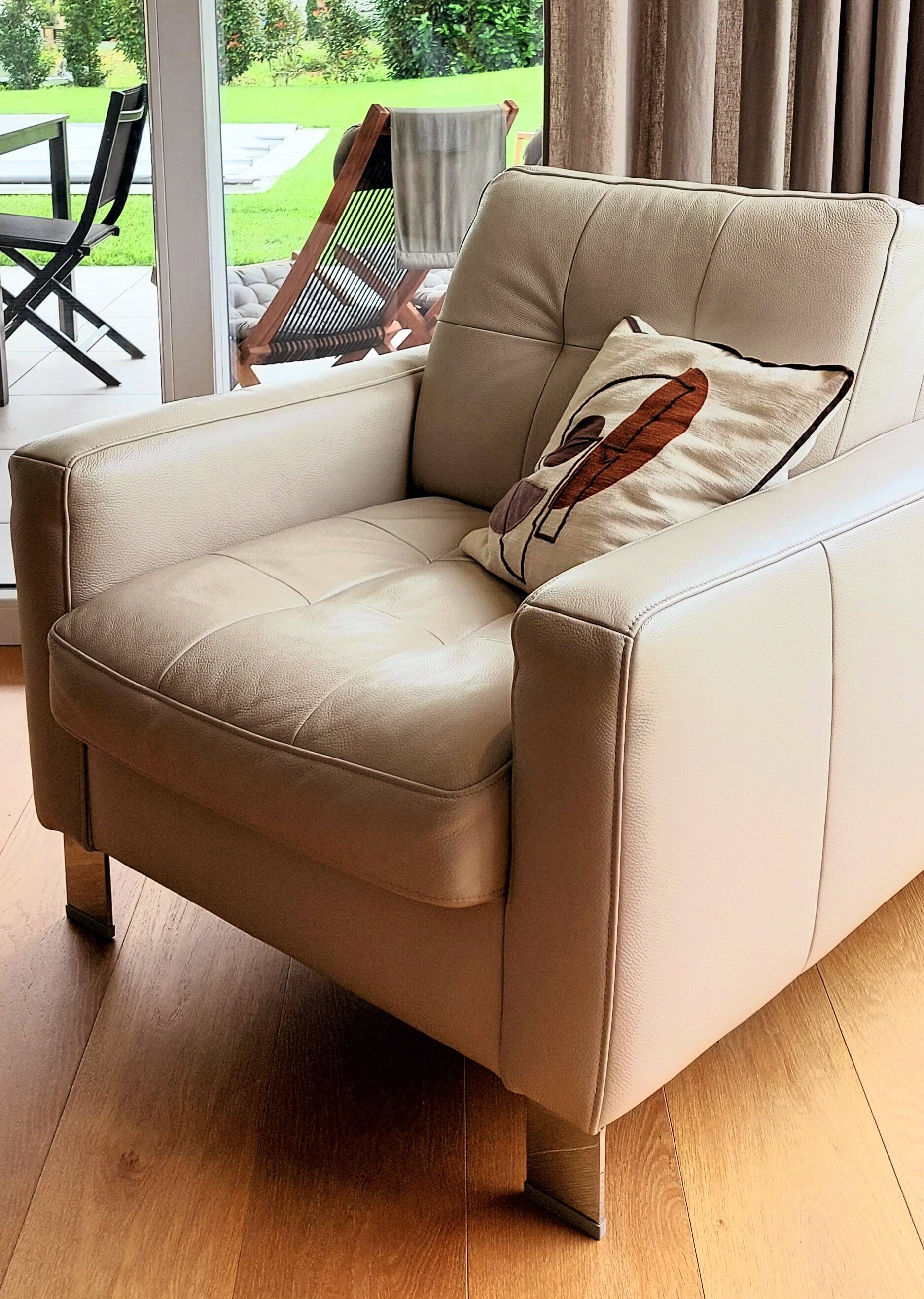3/4 seater leather sofa + armchair – very good condition – value 3,261 euros
