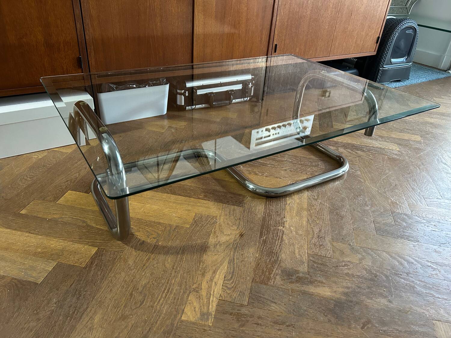 1970s design coffee table in rectangular glass with chrome legs