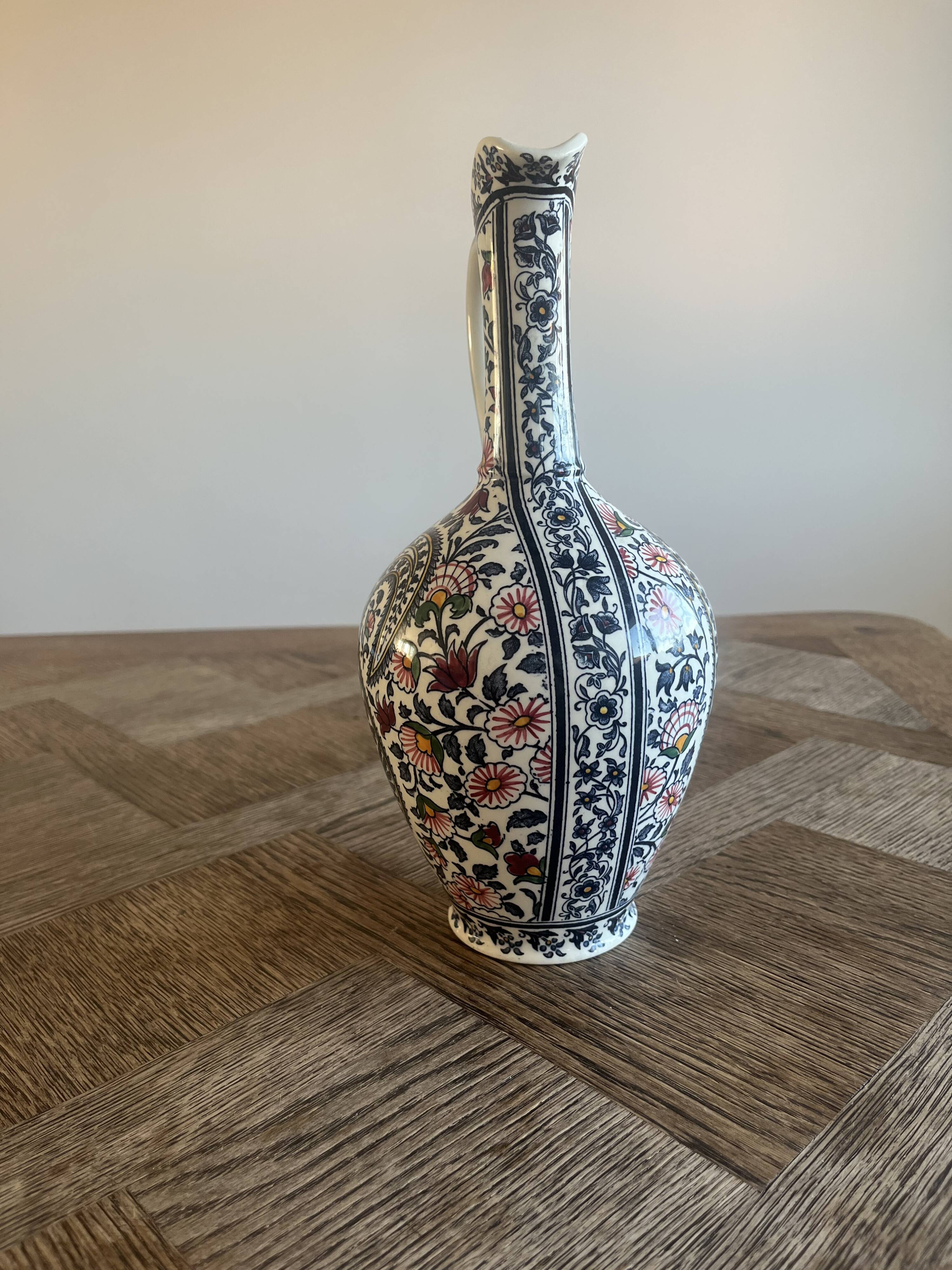 25 cm ewer in Gien earthenware with Kashmir decoration.