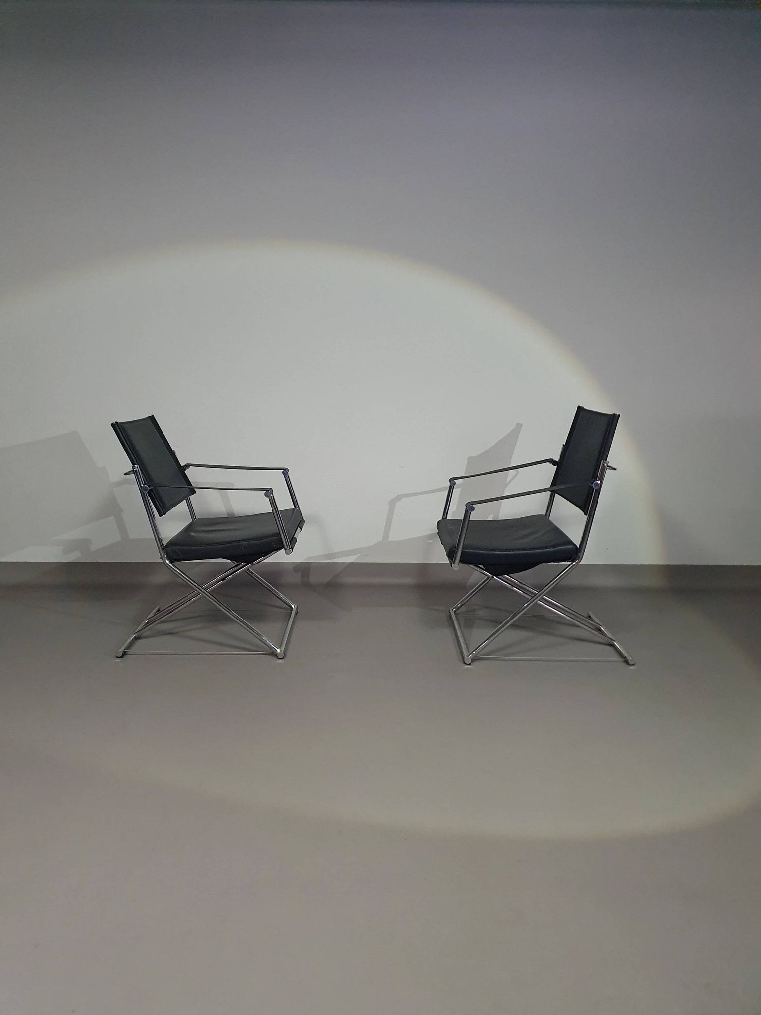 2 chaises pliantes en cuir chromé