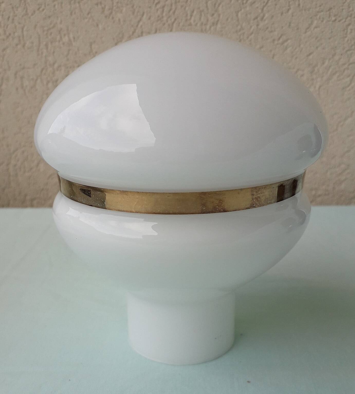 Paire d'appliques en métal chromé, bois et opaline