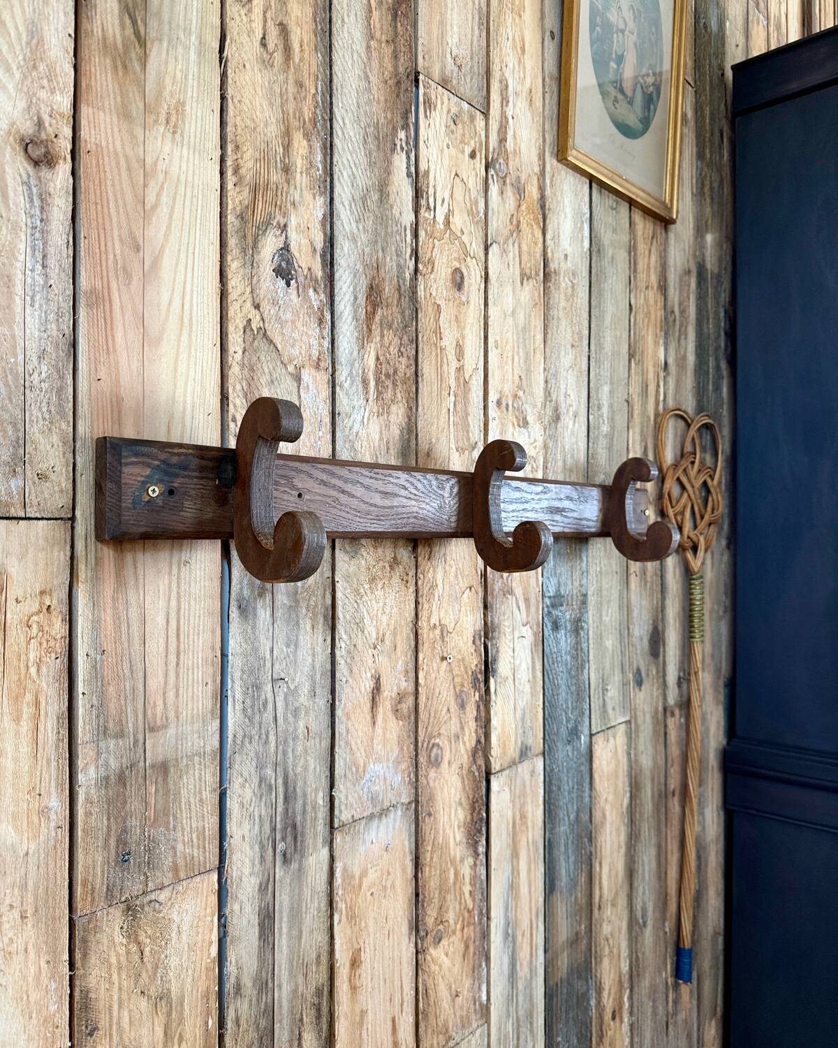 Oak wall-mounted coat rack