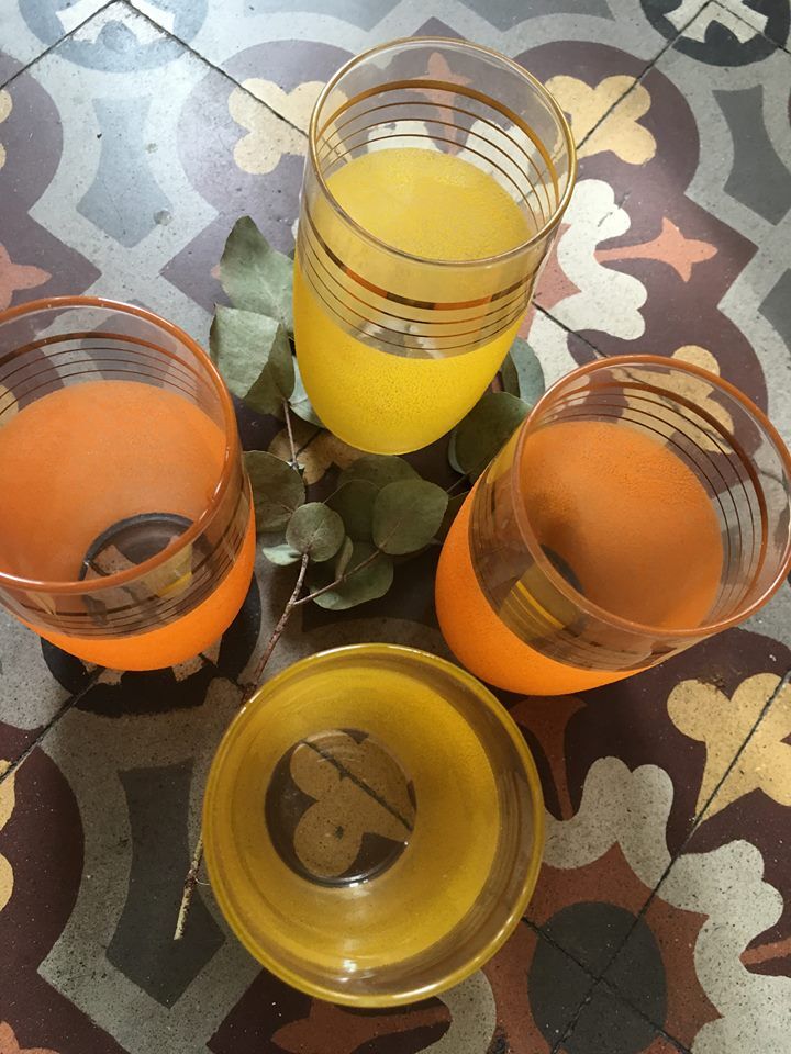 Four glasses in orange granités in orange and yellow