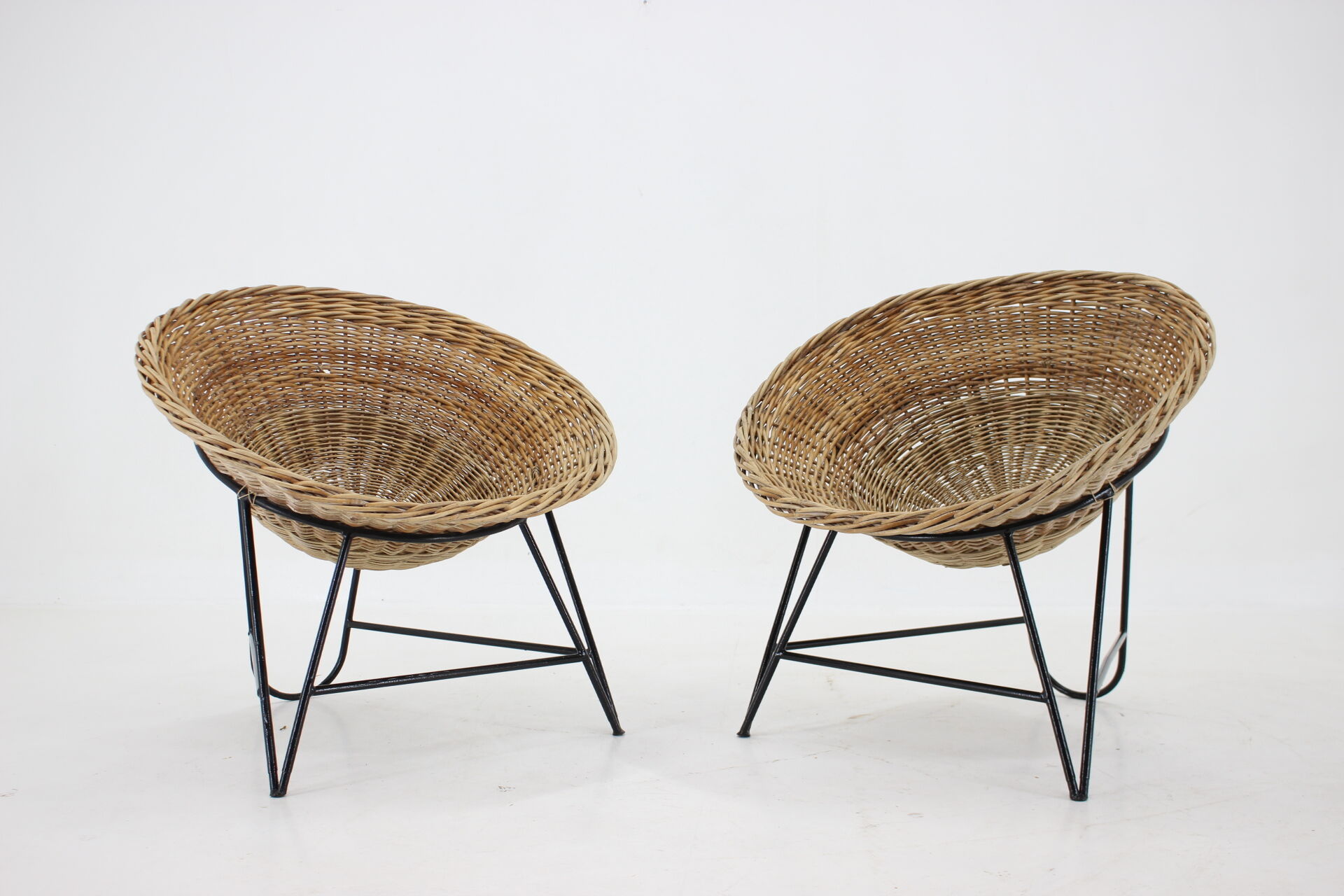 1960s pair of rattan woven basket chair with hairpin legs