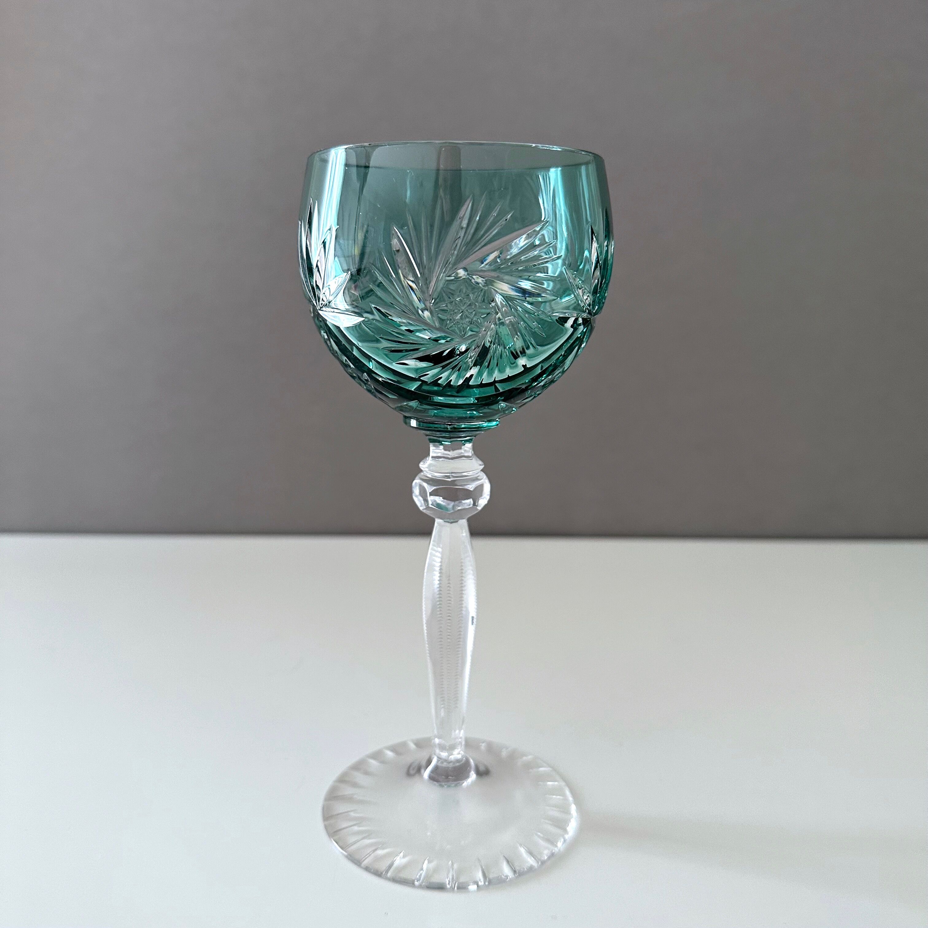 Collection de 5 verres à vin coloré, nuances de vert