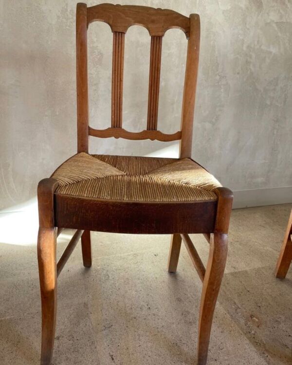 Ensemble de 4 chaises anciennes en bois clair: charme authentique et e