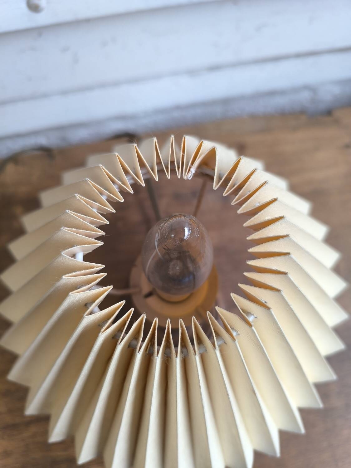 Table lamp in turned wood