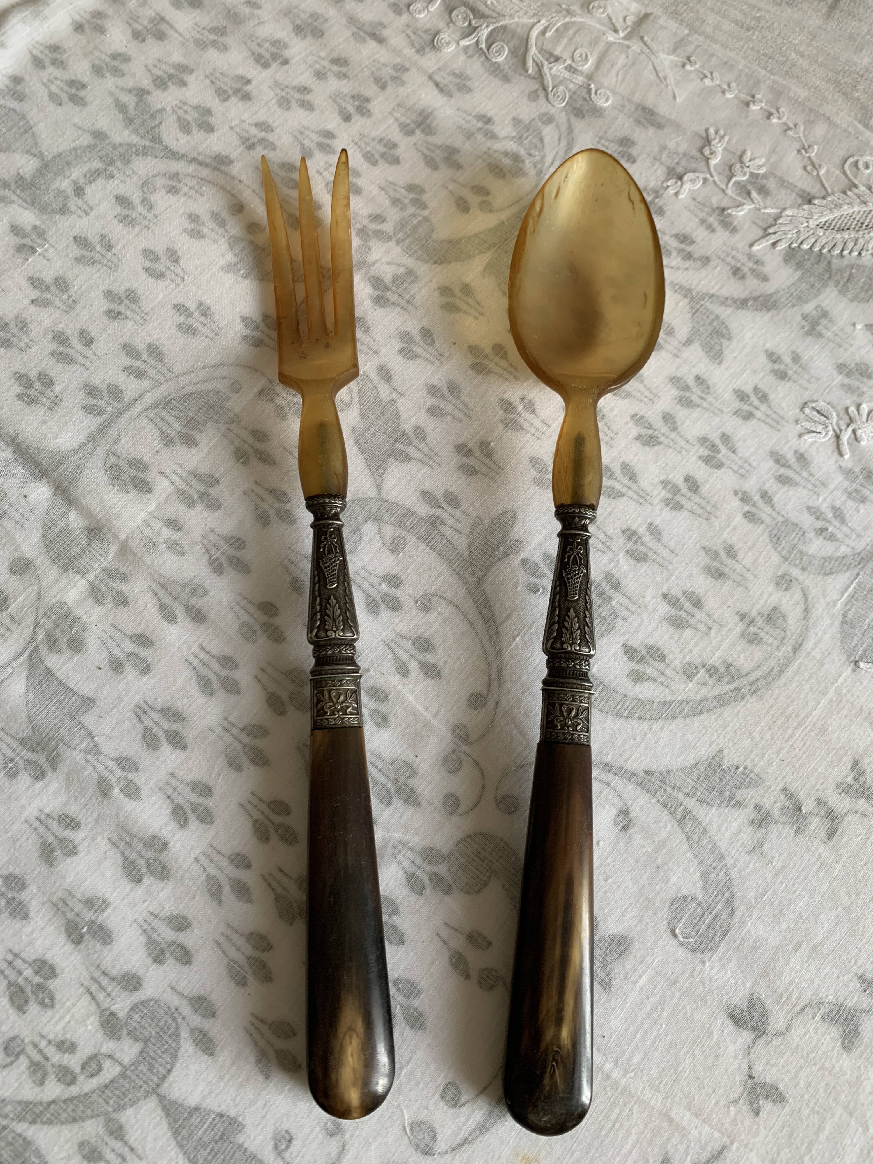 Couverts à salade en corne et métal ciselé années 1920