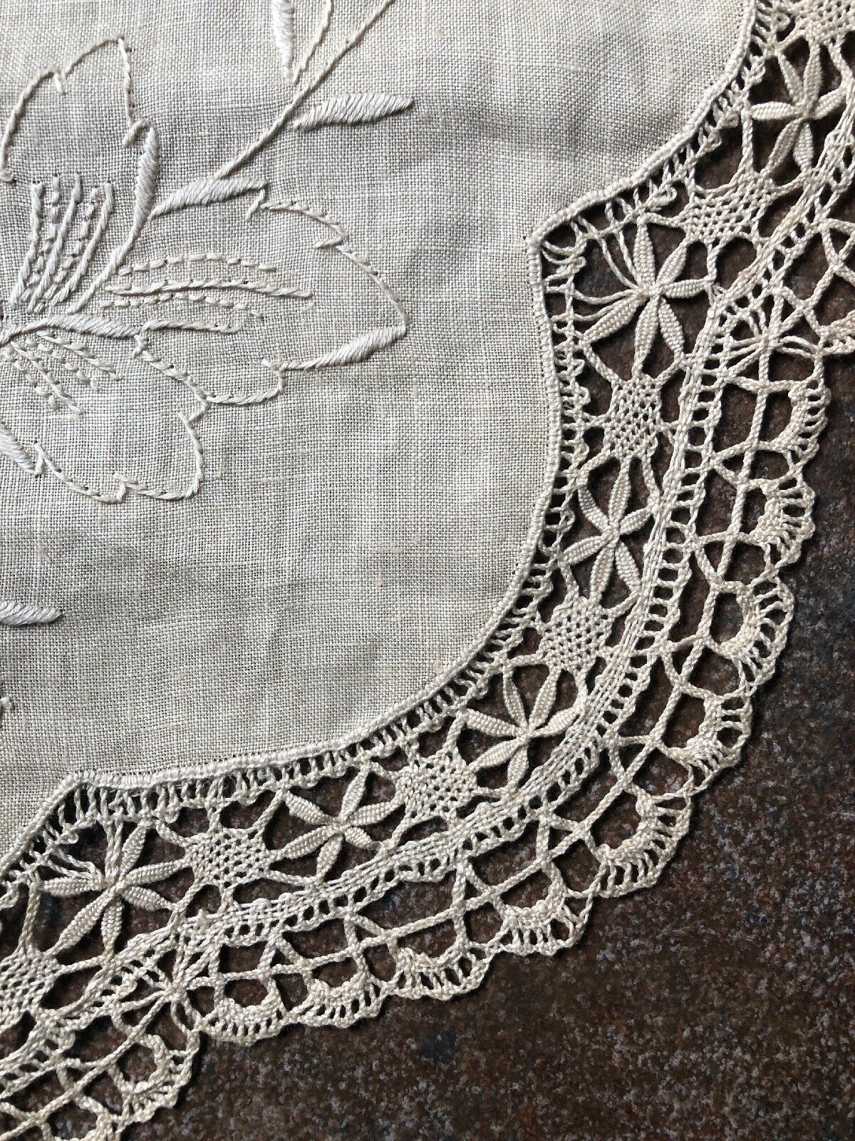 Old table path in linen yarn and crochet