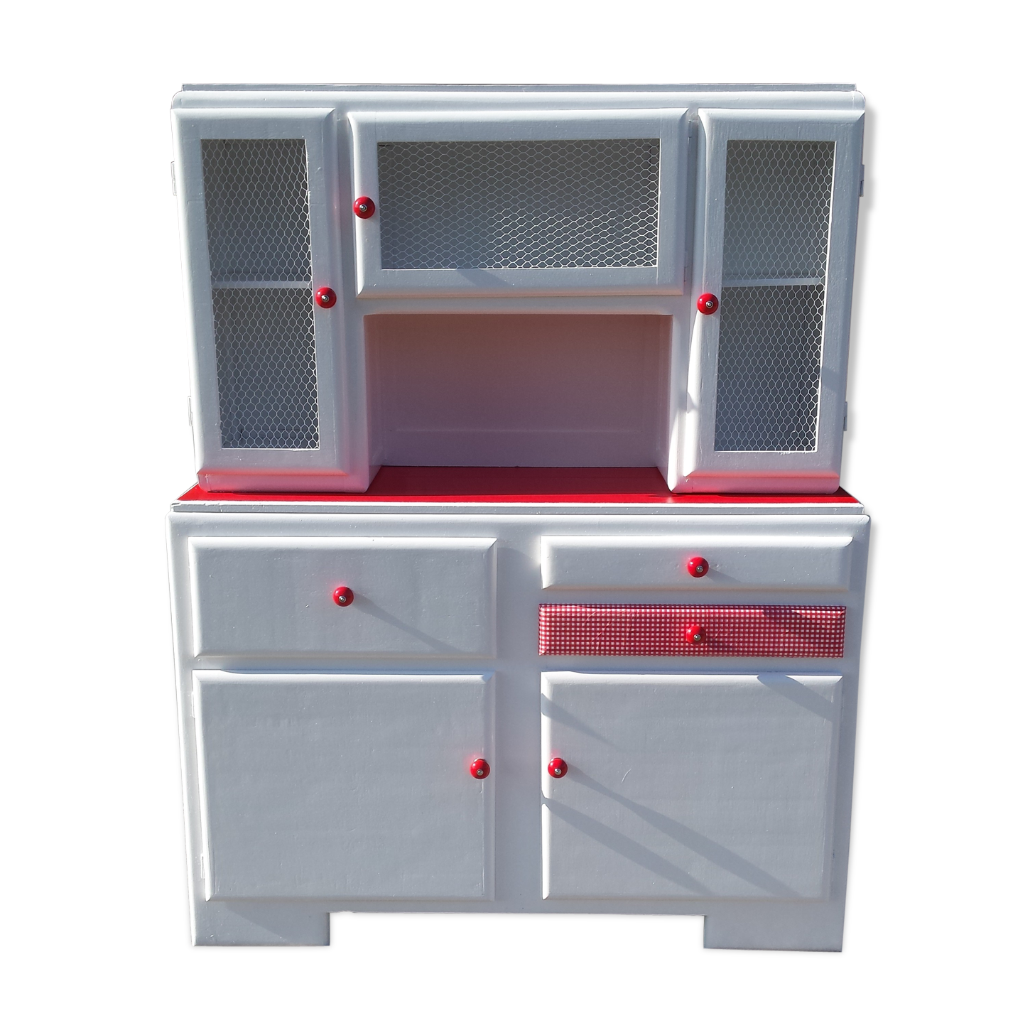 White mado buffet, red handles and tray, hen grill