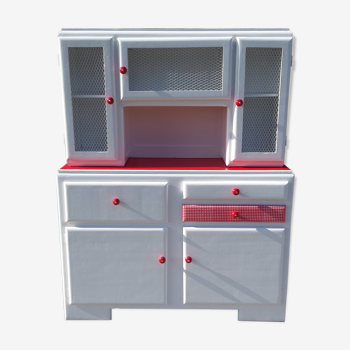 White mado buffet, red handles and tray, hen grill