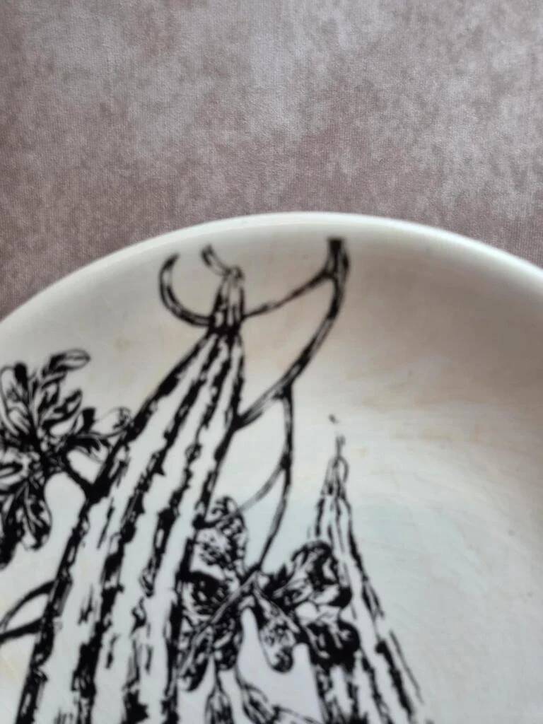 Flat plate Gien France vegetable garden decoration black and white courgettes