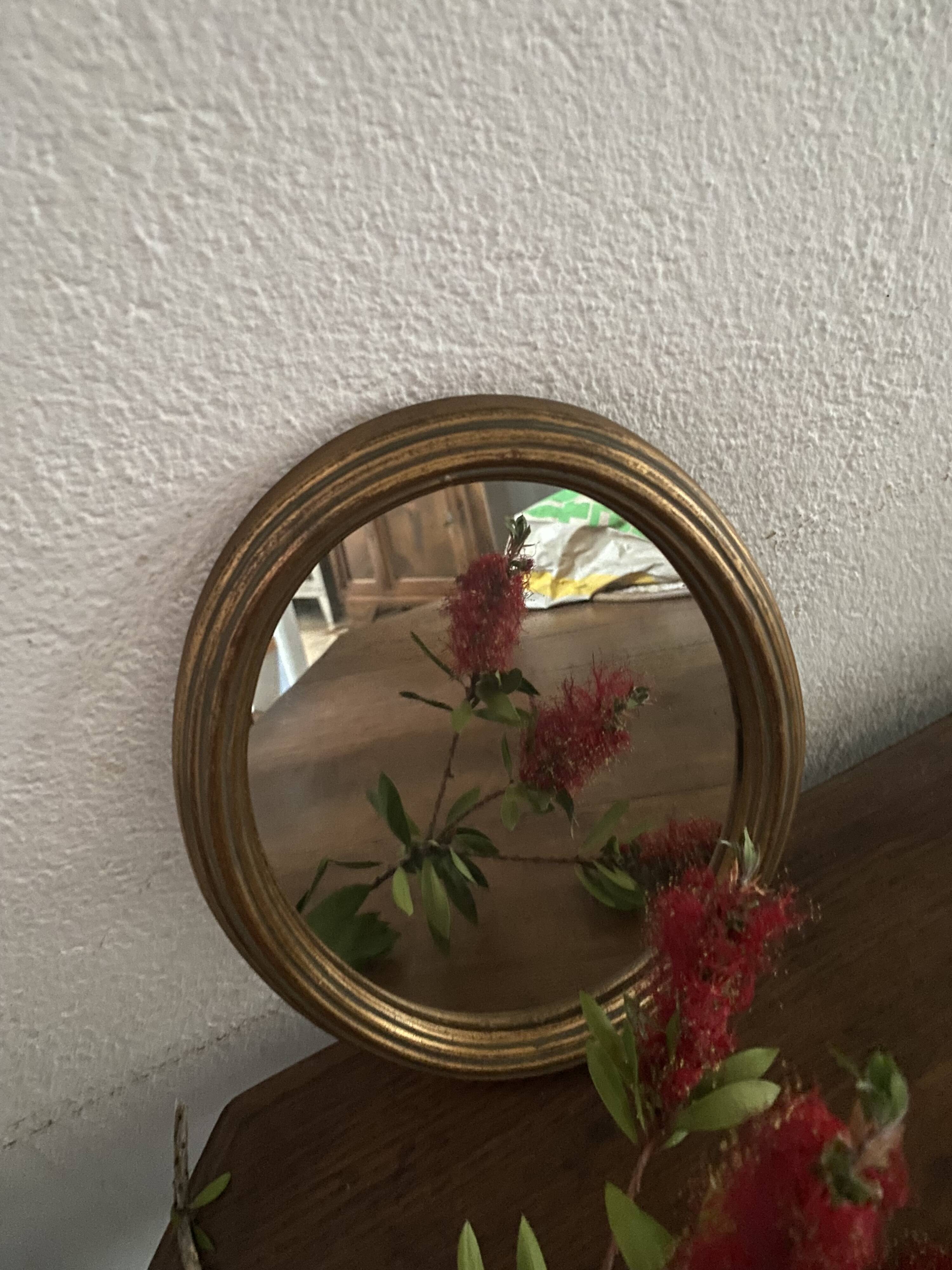 Classic oval mirror in gilded wood.