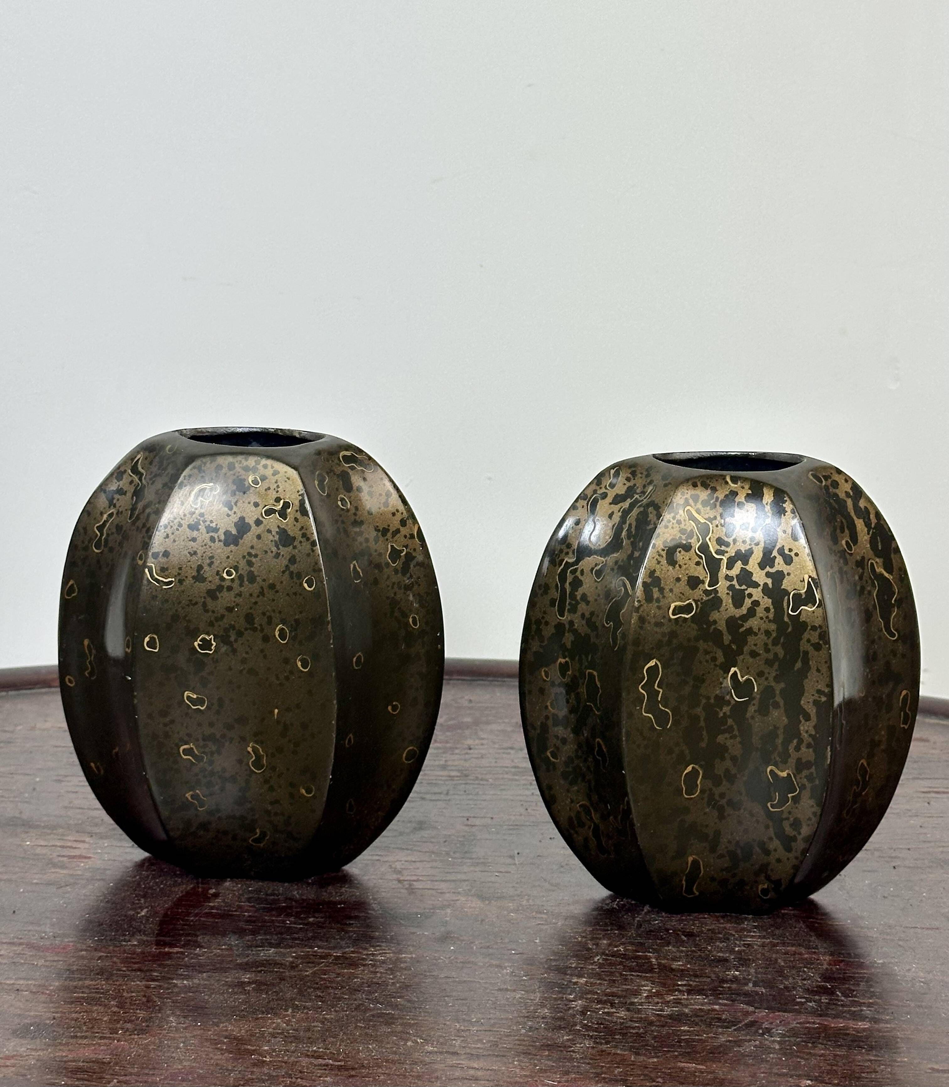 Paire de petits vases méplats époque Art Déco en dinanderie