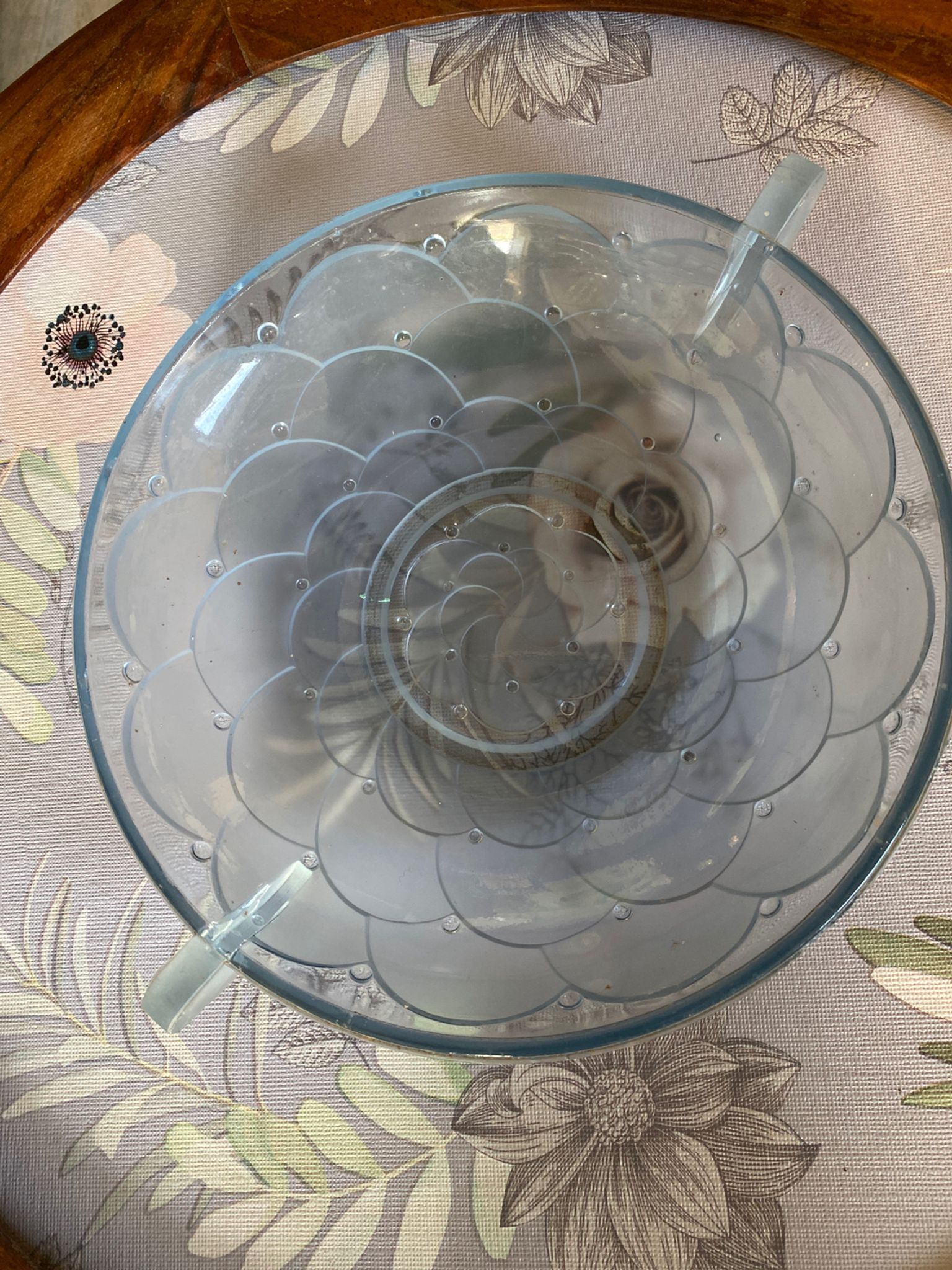 Art deco style fruit presentation cup