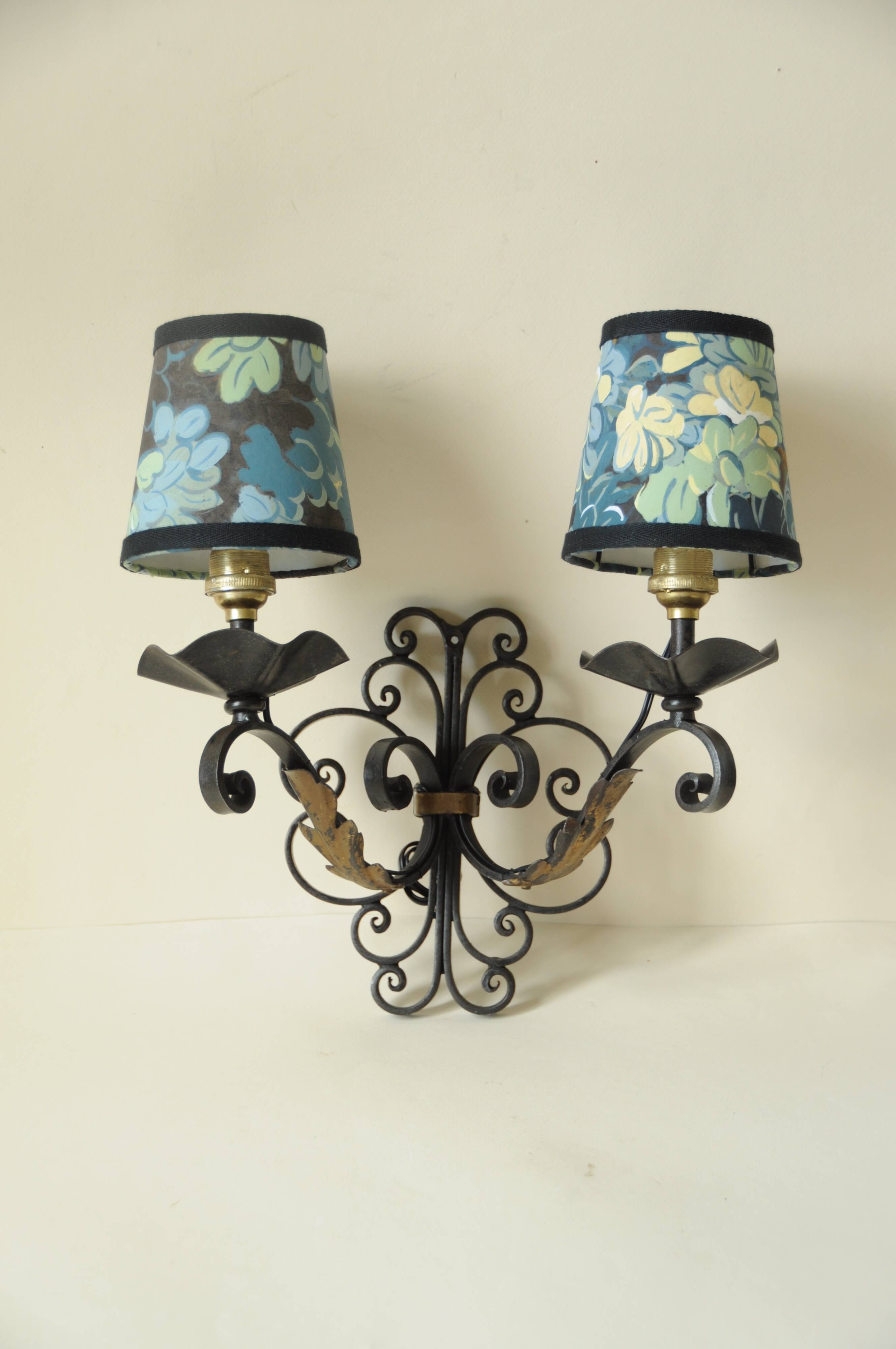 Antique black and gold metal wall lamp - 18th century style foliage lampshade