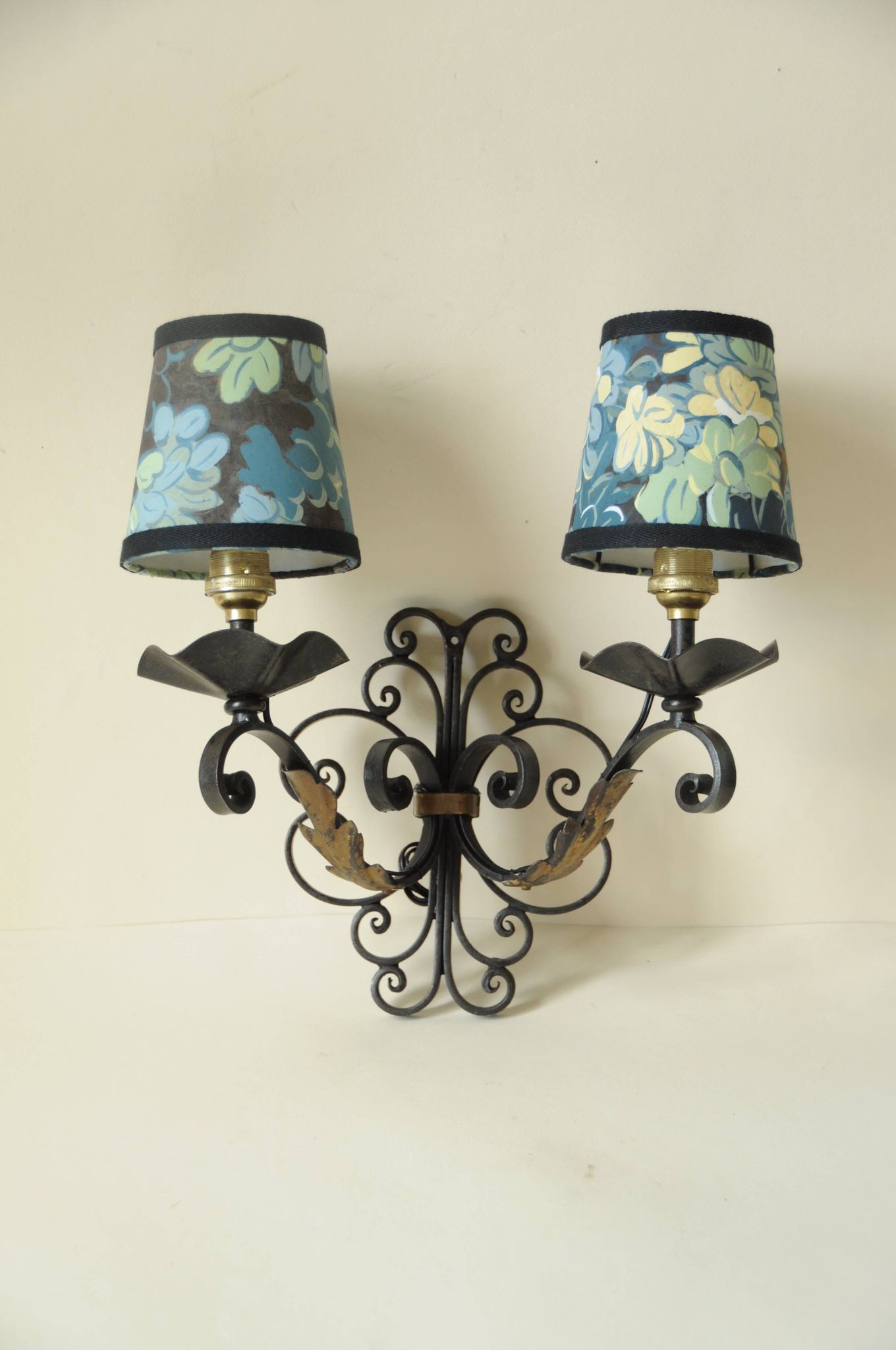 Antique black and gold metal wall lamp - 18th century style foliage lampshade