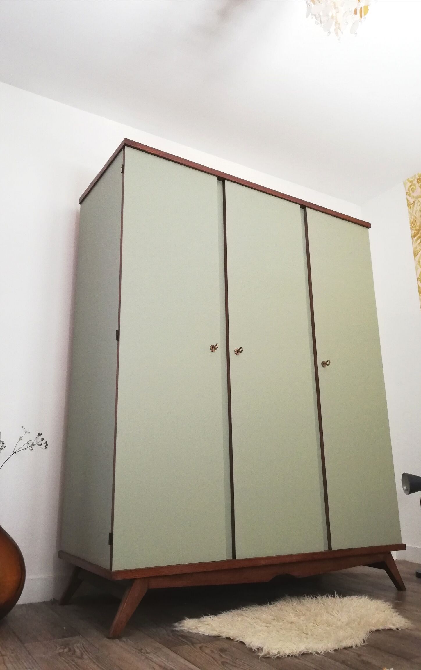 Armoire années 50 chêne et kaki clair