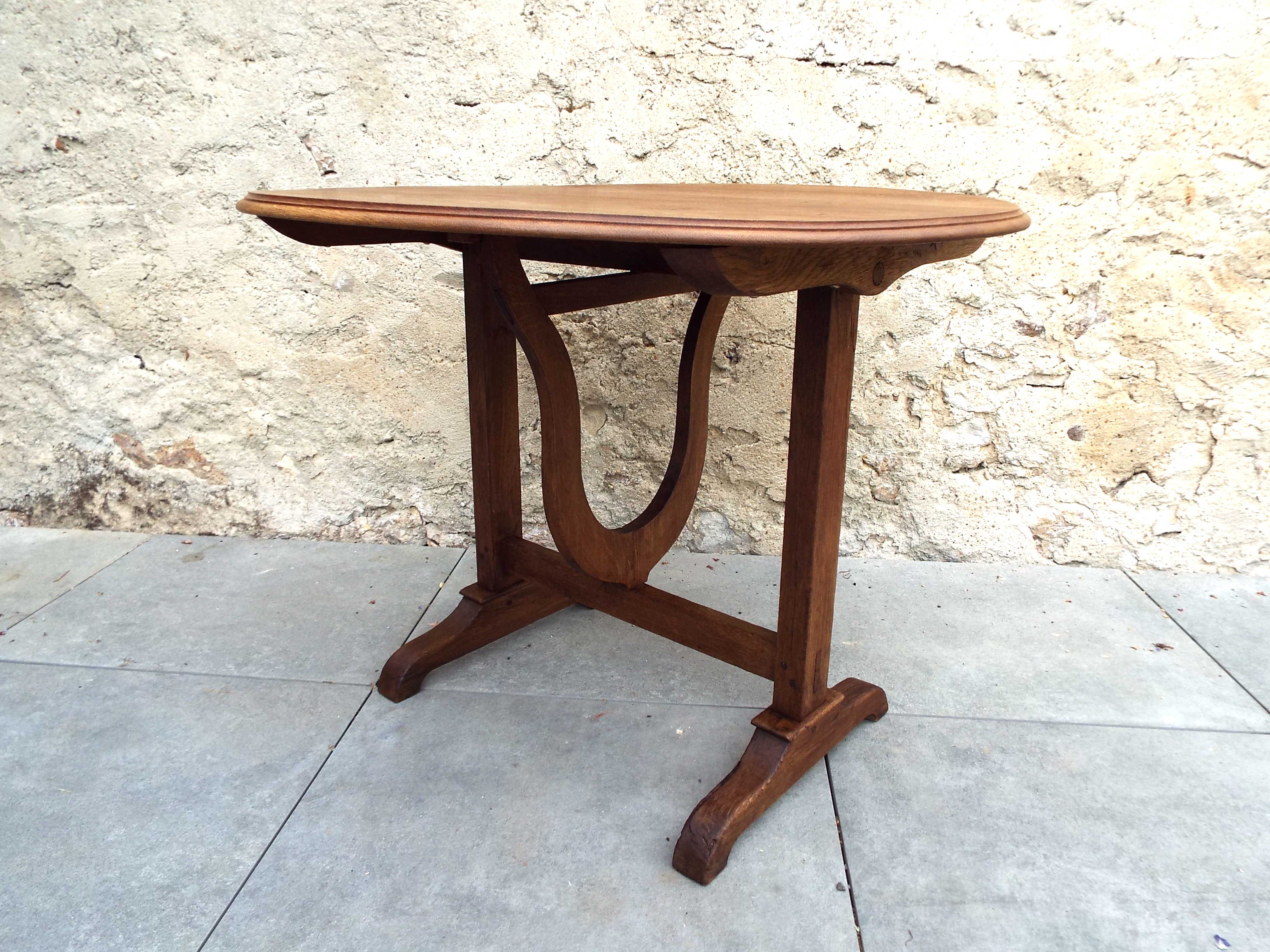 Folding round table winemaker