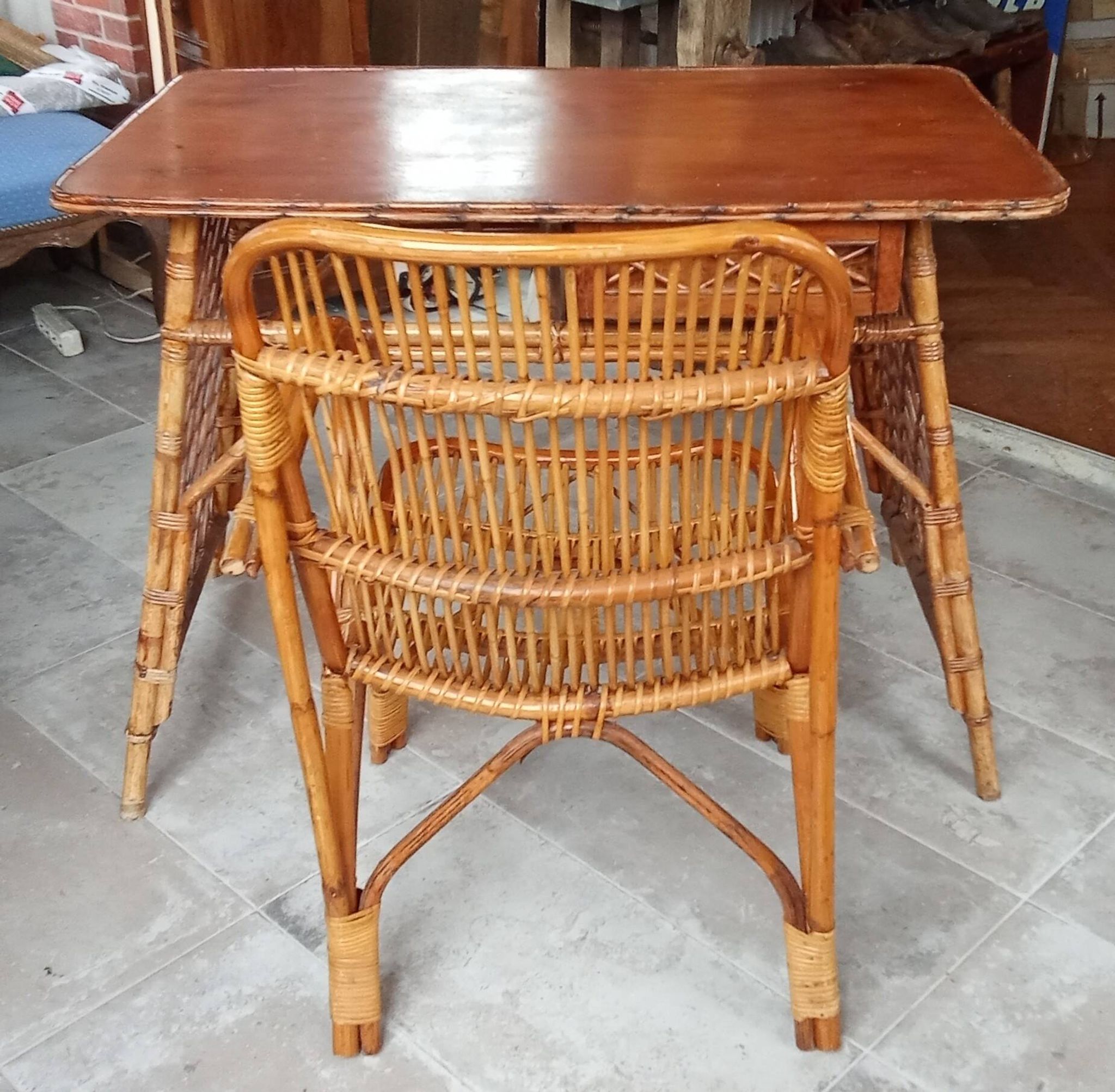 Bureau et fauteuil vintage en rotin