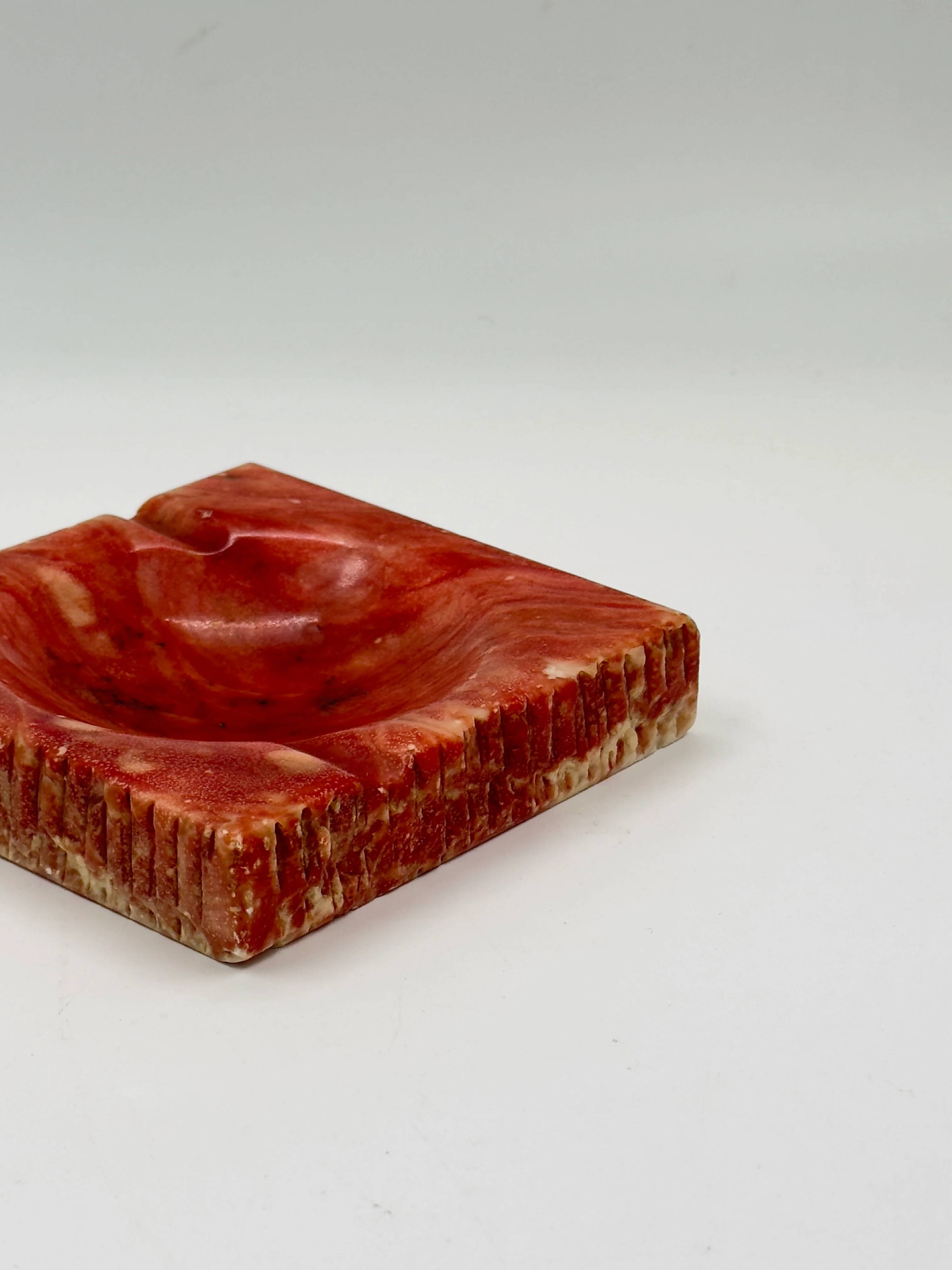 Cendrier vintage en pierre rouge sculptée à la main, bords ciselés