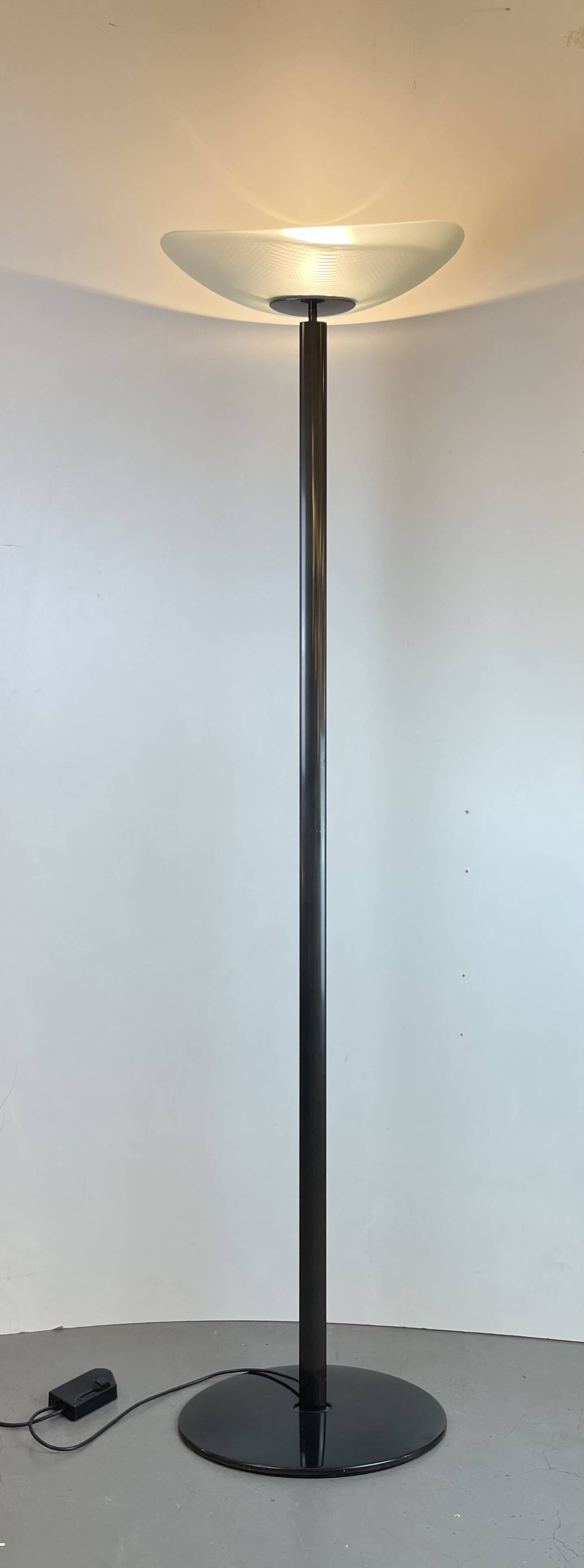 Tebe, lampe sur pied par Ernesto Gismondi pour Artemide, Italie, années 1980.