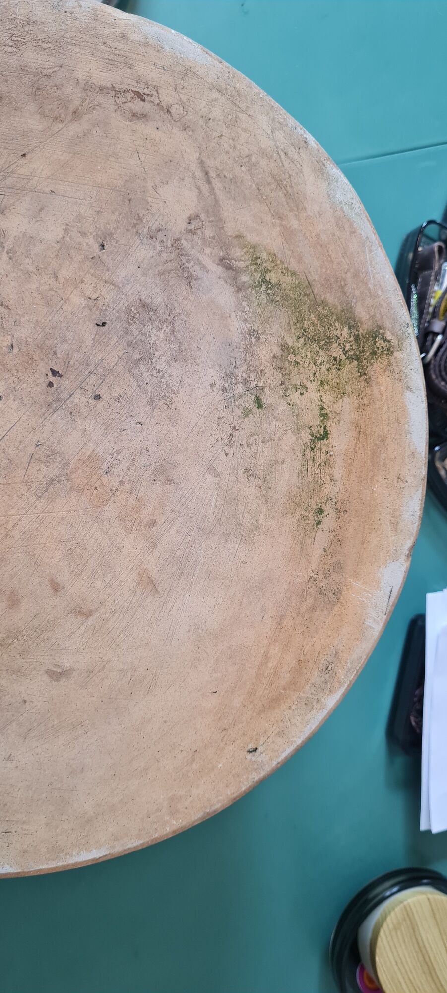 Round white stone pot cover with a farandole of angels