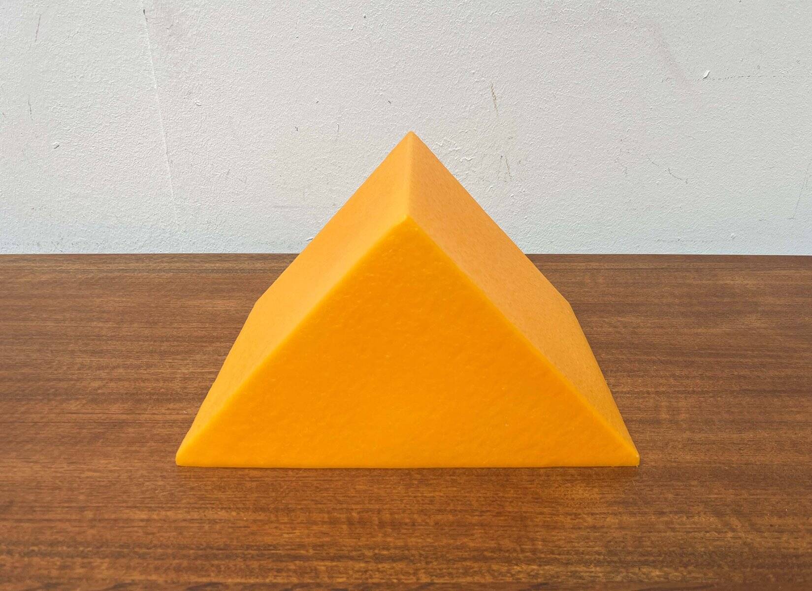 Lampe de sol ou de table en forme de prisme orange postmoderne de Heico, années 1980.