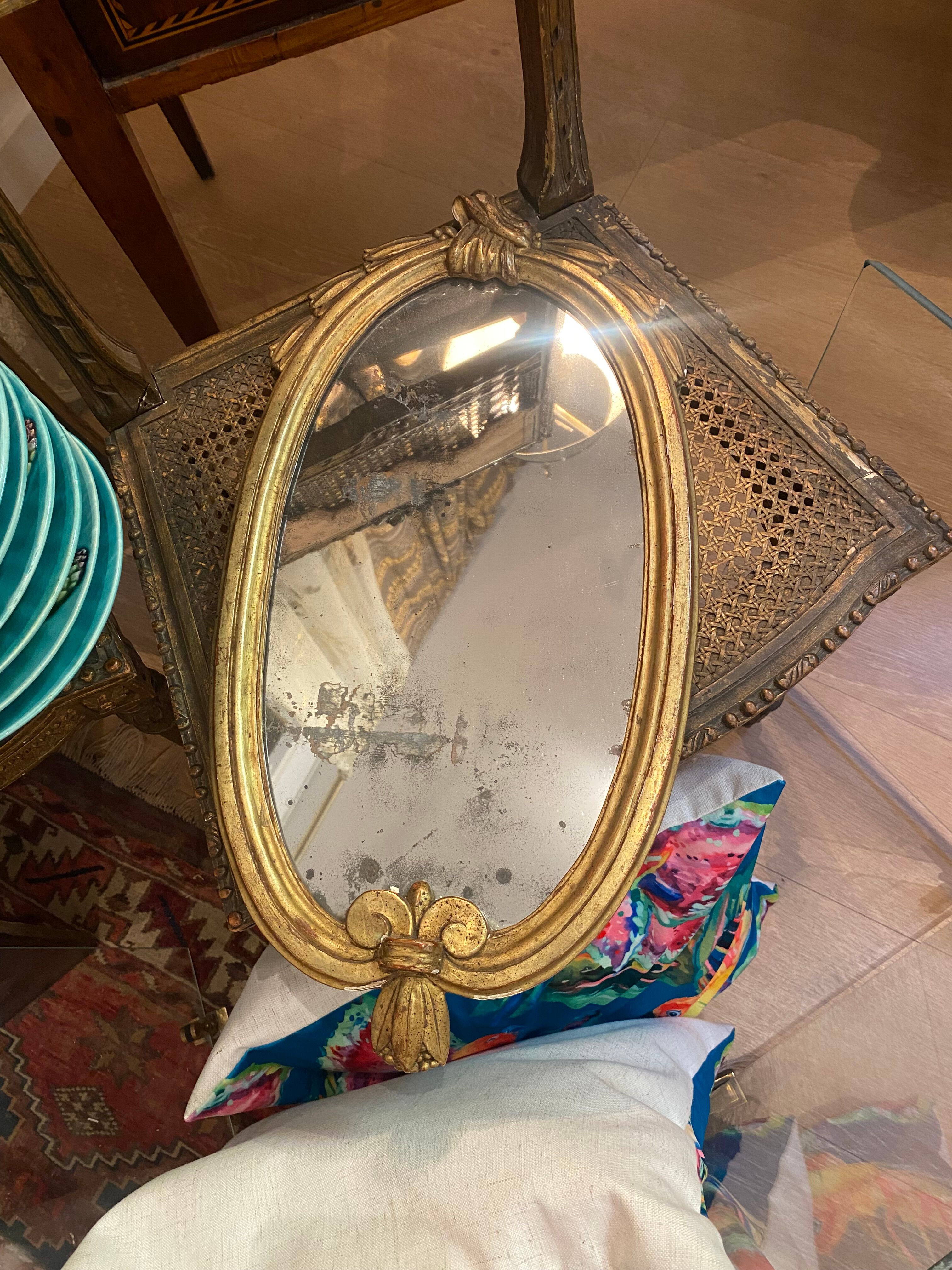 Miroir oval en bois doré