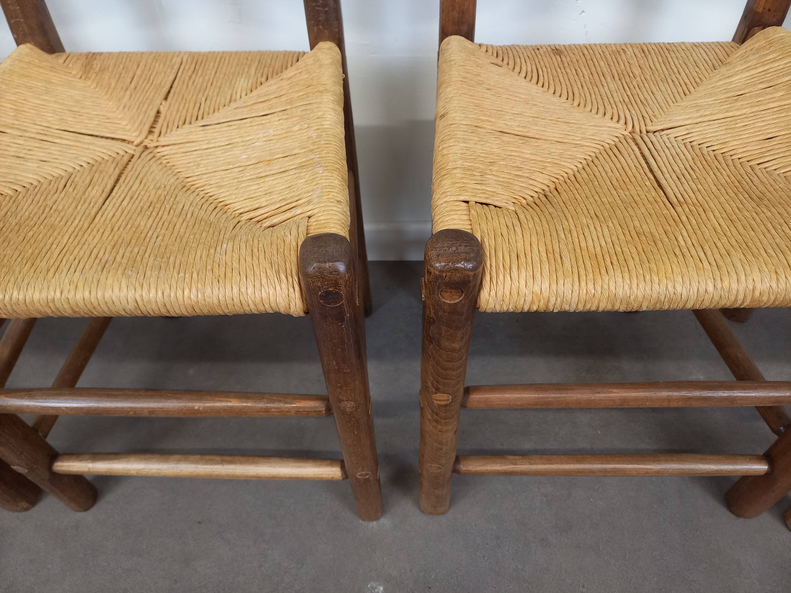 4 chaises brutalistes