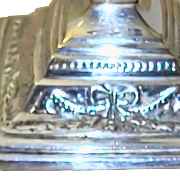 Paire de chandeliers métal argenté – décor Louis XVI – Angleterre XIXe