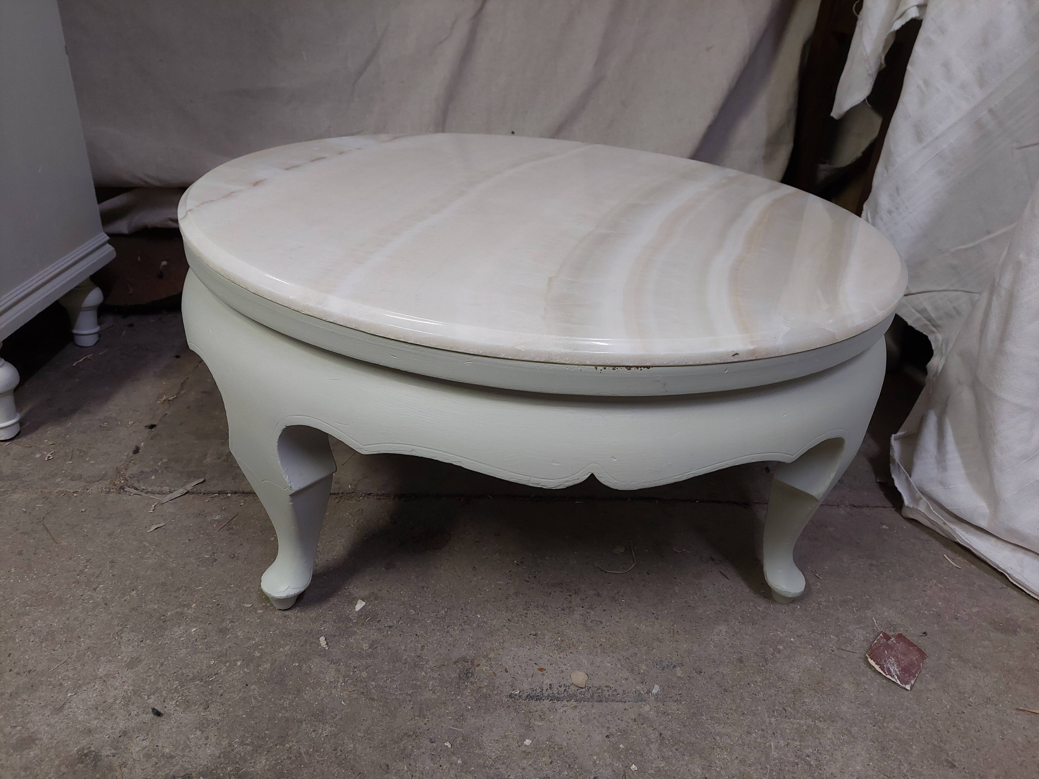 Table basse ronde avec plateau en marbre