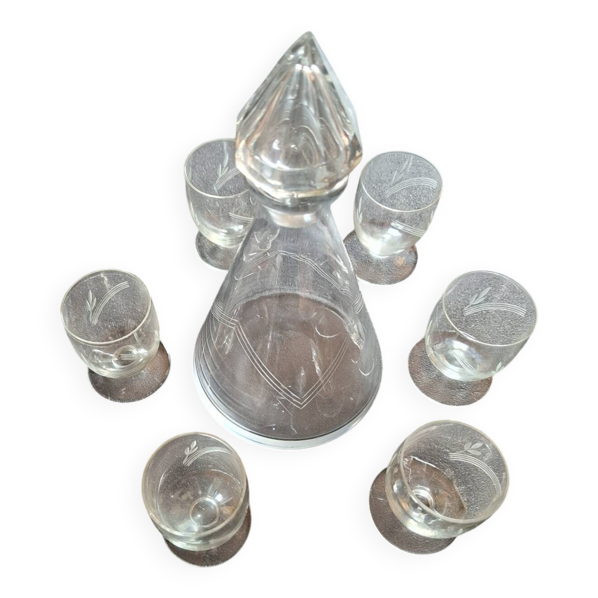 Port decanter and its 6 glasses