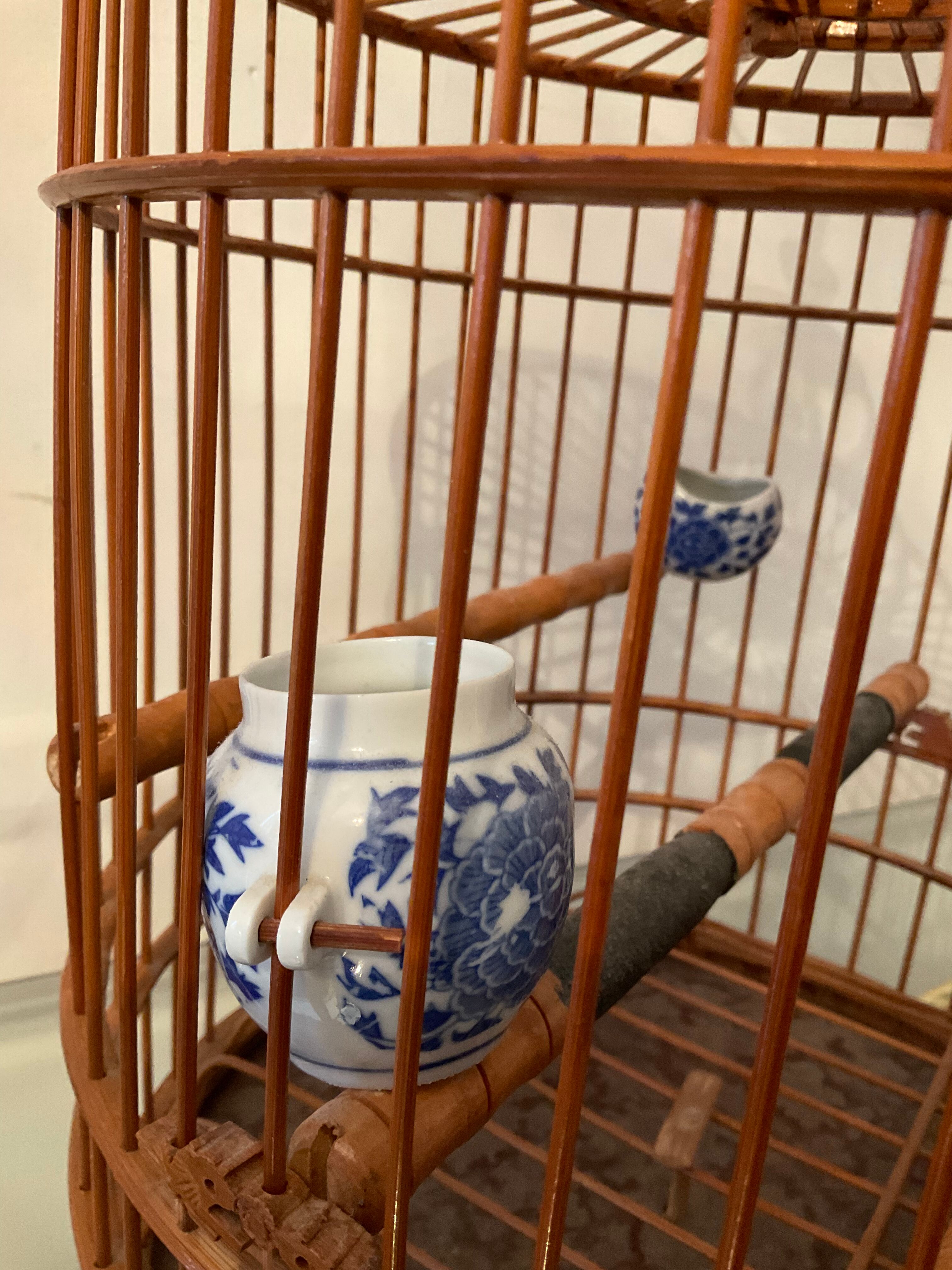 Ancienne cage à oiseaux en bois et rotin