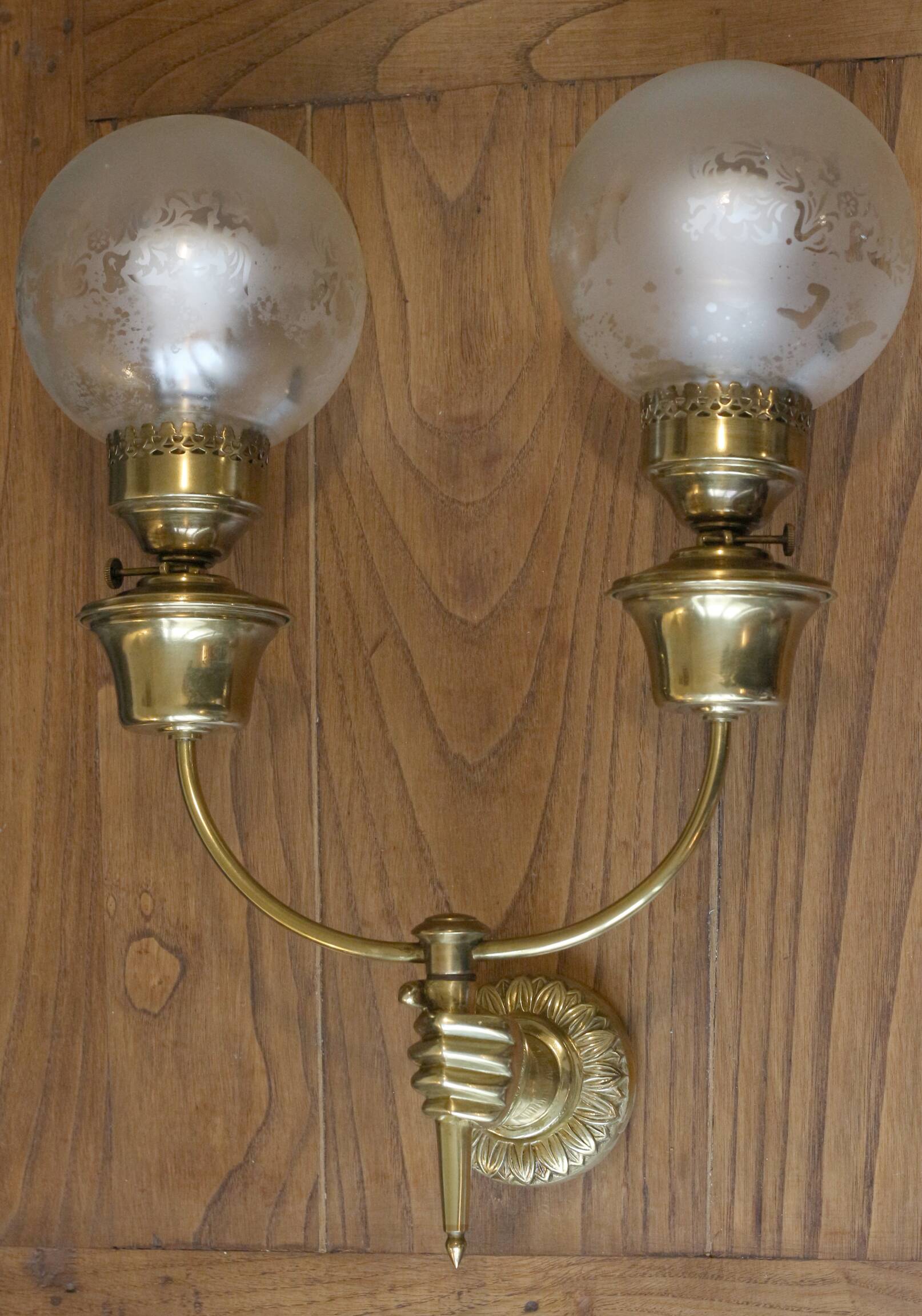 Applique en laiton ART DECO, deux globes en verre