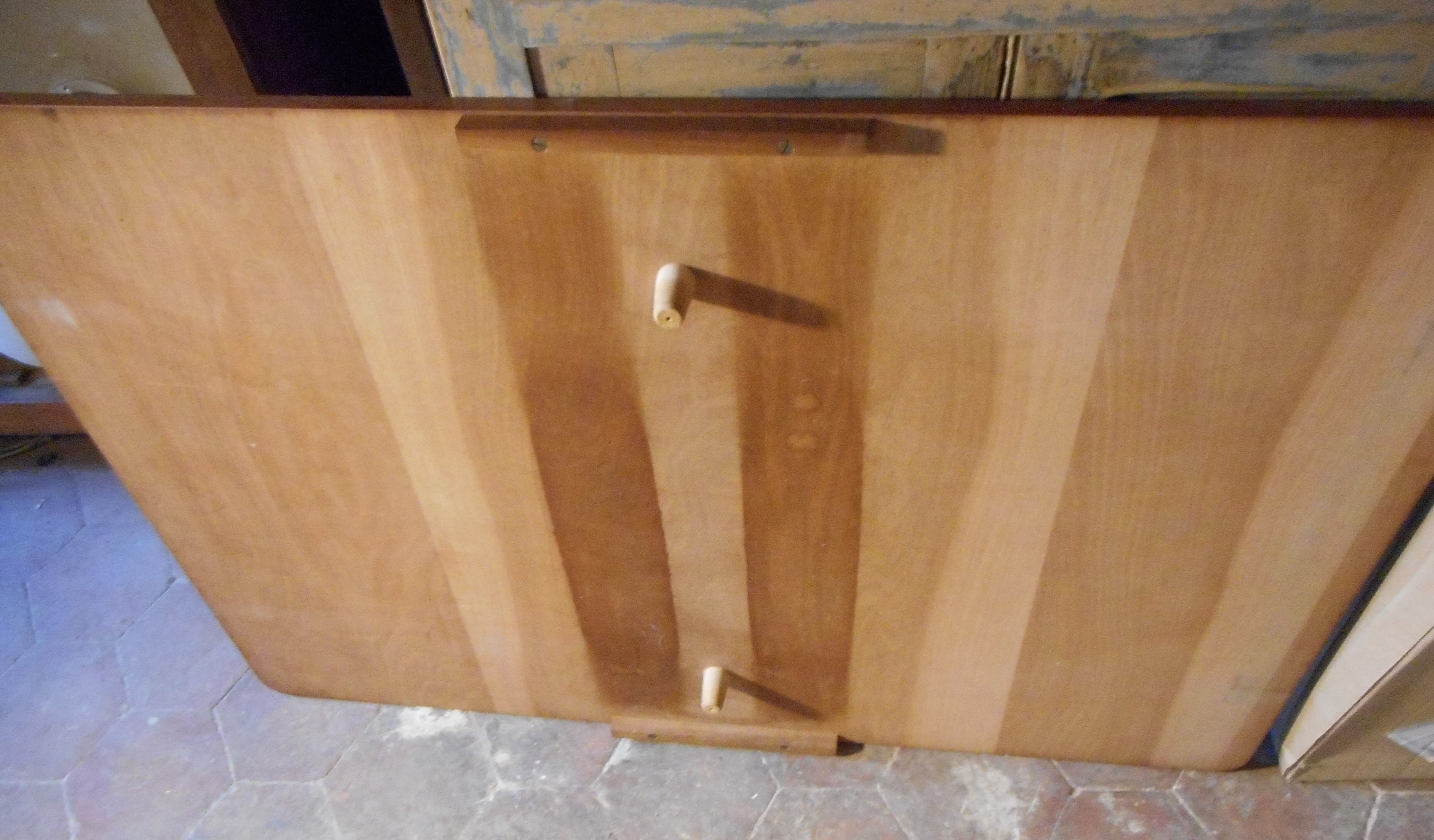 Expandable teak table