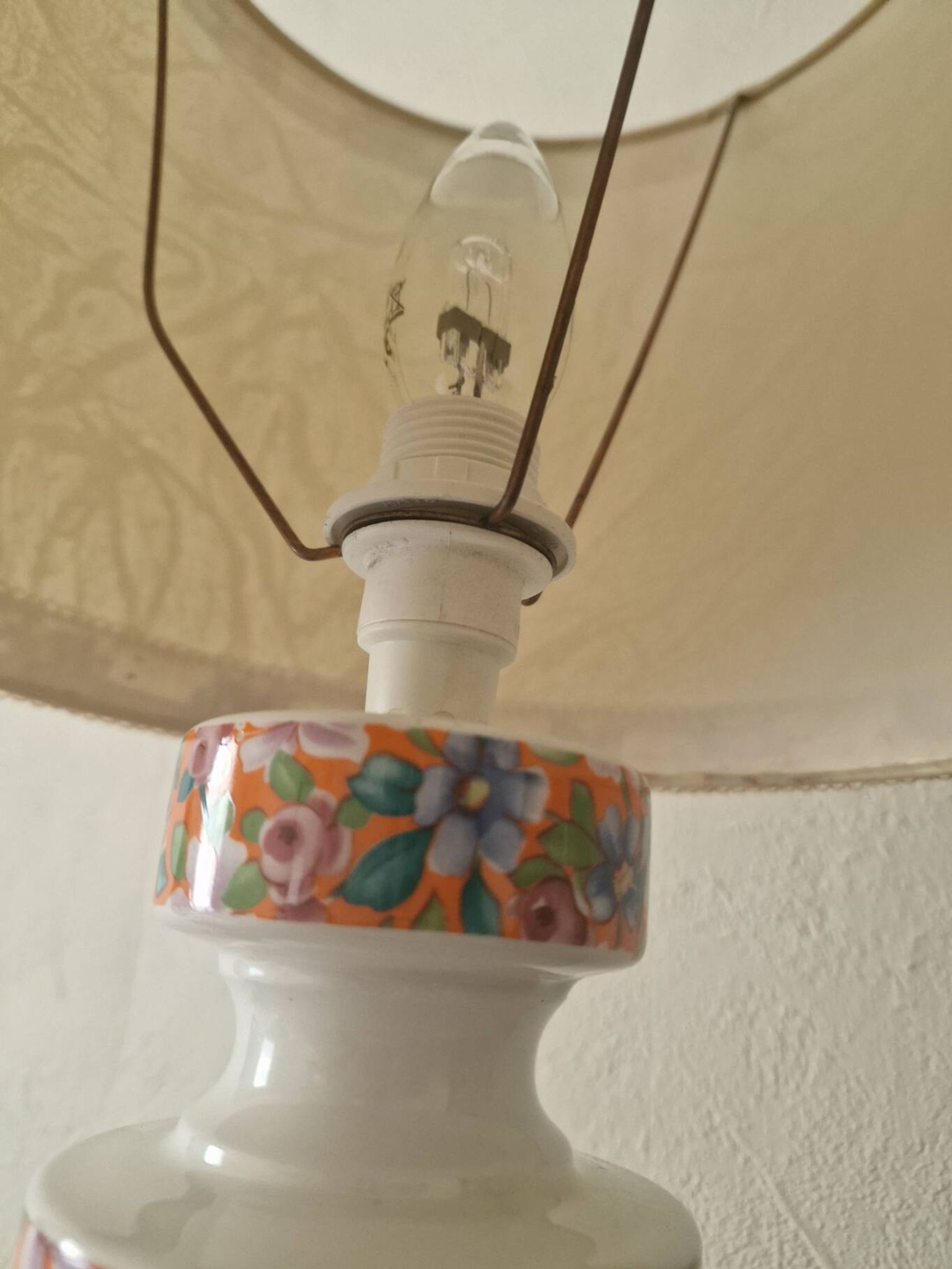 Lampe vintage en céramique orange fleurie